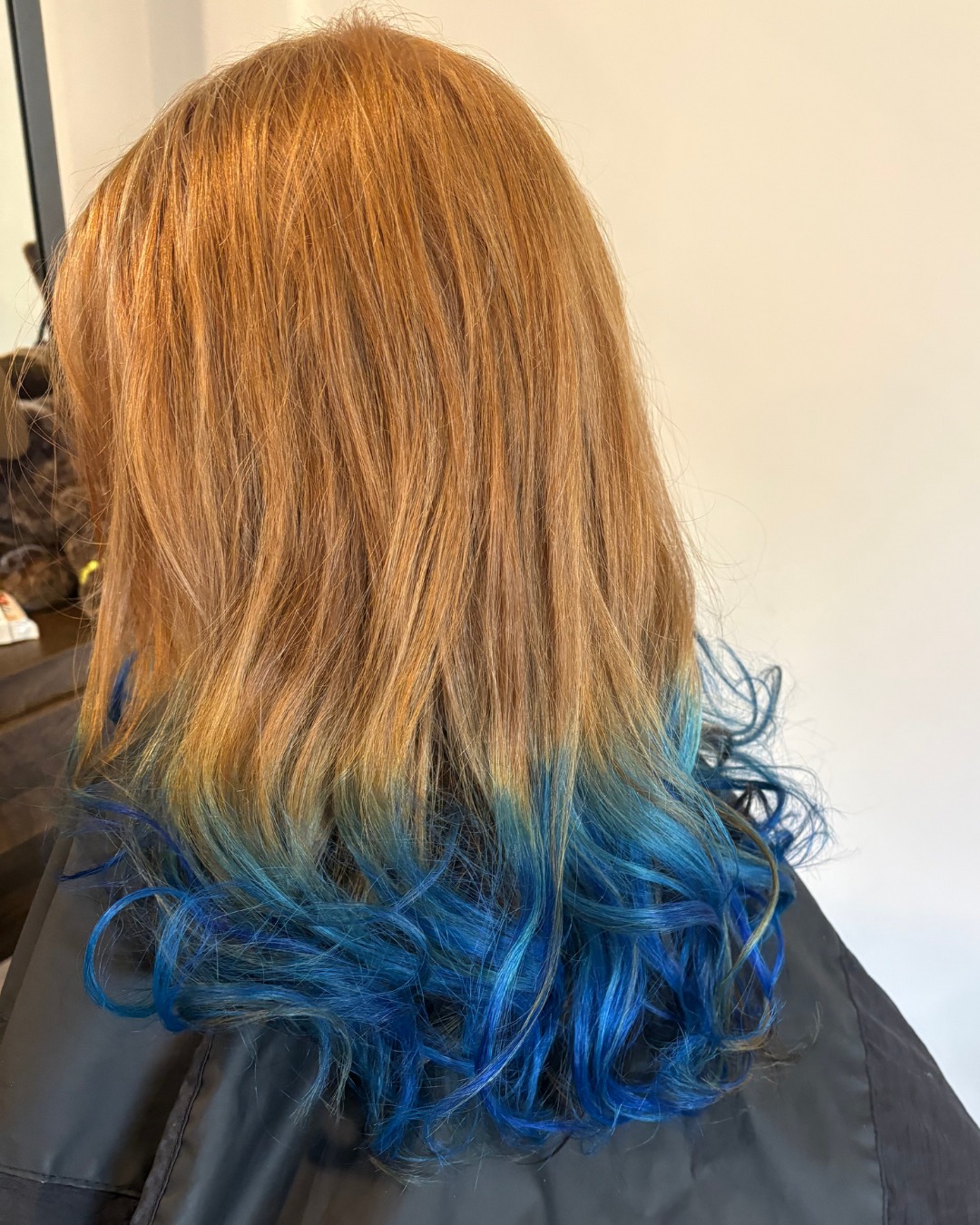 💙 VIVIDS! 😍
She wanted blue… and Maddie delivered BLUE! 💙
Maddie loved every step of this transformation—from formulating the perfect shade, to pre-lightening, toning, and finally bringing this gorgeous blue to life. 💙✨
Thinking about adding a pop of colour to your look? Let’s create something that’s uniquely you! Get in touch and we’ll design a custom colour just for you.
After all, your hair is the crown you wear. 👑☺️
#613hair #vividhair #perthontario #thecurlyredhead