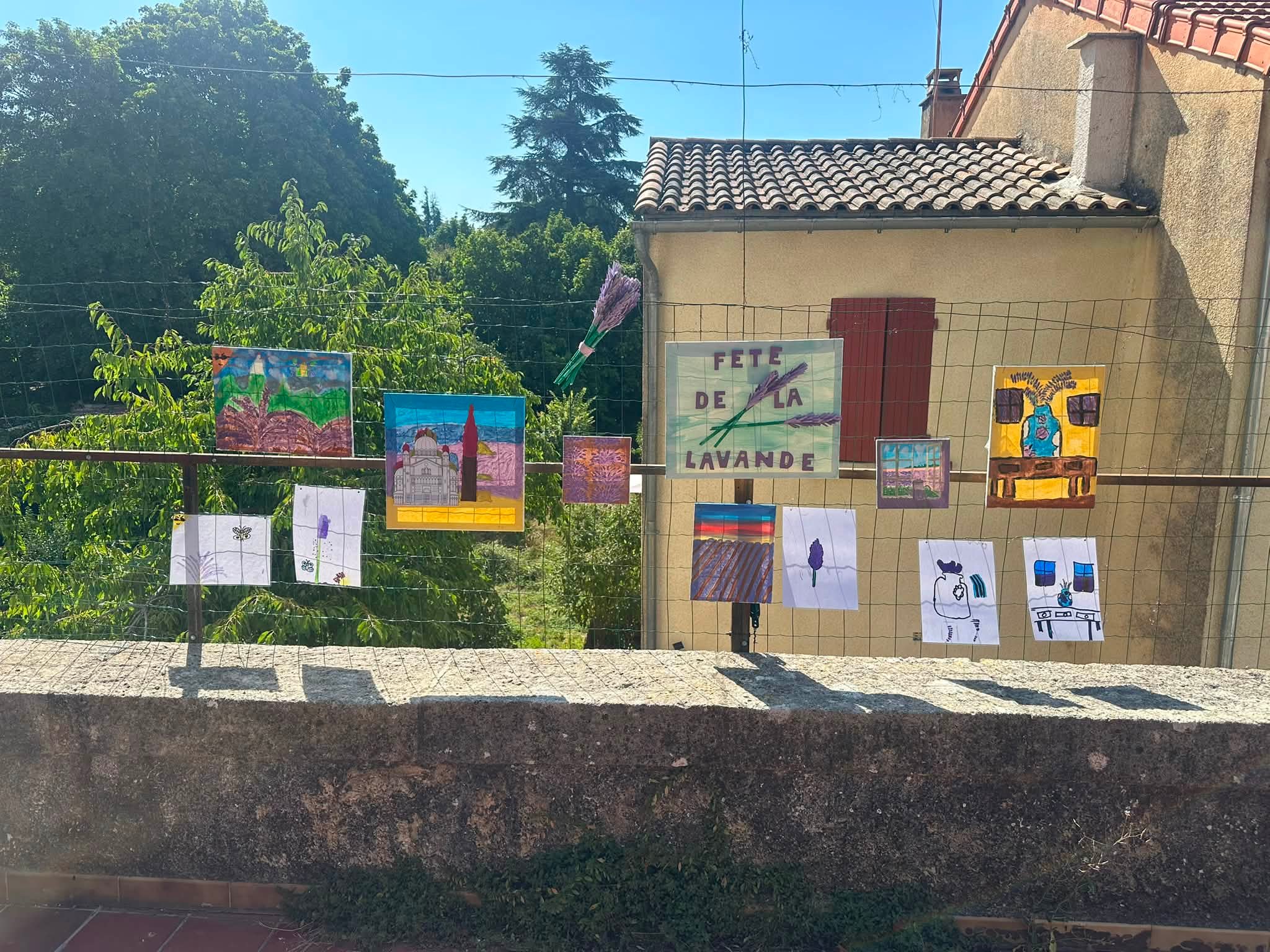 La Fête de la Lavande vue par les personnes que nous accompagnons
À l’occasion de la Fête de la Lavande, les personnes accompagnées par le Cabinet d’éducateur Pas à Pas ont laissé parler leur créativité en réalisant de magnifiques tableaux autour de la lavande et de notre territoire.
Dessin, peinture, couleurs, imagination… Chaque réalisation est unique et reflète la personnalité et la créativité de son auteur.
Au-delà de l’aspect artistique, cette activité permet de travailler de nombreux objectifs éducatifs : motricité fine, concentration, expression personnelle, valorisation des capacités et confiance en soi.
Les œuvres sont actuellement exposées au cabinet.
N’hésitez pas à venir les découvrir et admirer le travail réalisé par les personnes que nous accompagnons !
Une belle manière de valoriser leurs réalisations et de participer, à notre échelle, à la Fête de la Lavande.
Bravo à tous nos artistes pour leur investissement et leurs magnifiques créations !
#FêteDeLaLavande #Sault #PasÀPas #AccompagnementÉducatif #Inclusion #Créativité #Valorisation #Vaucluse