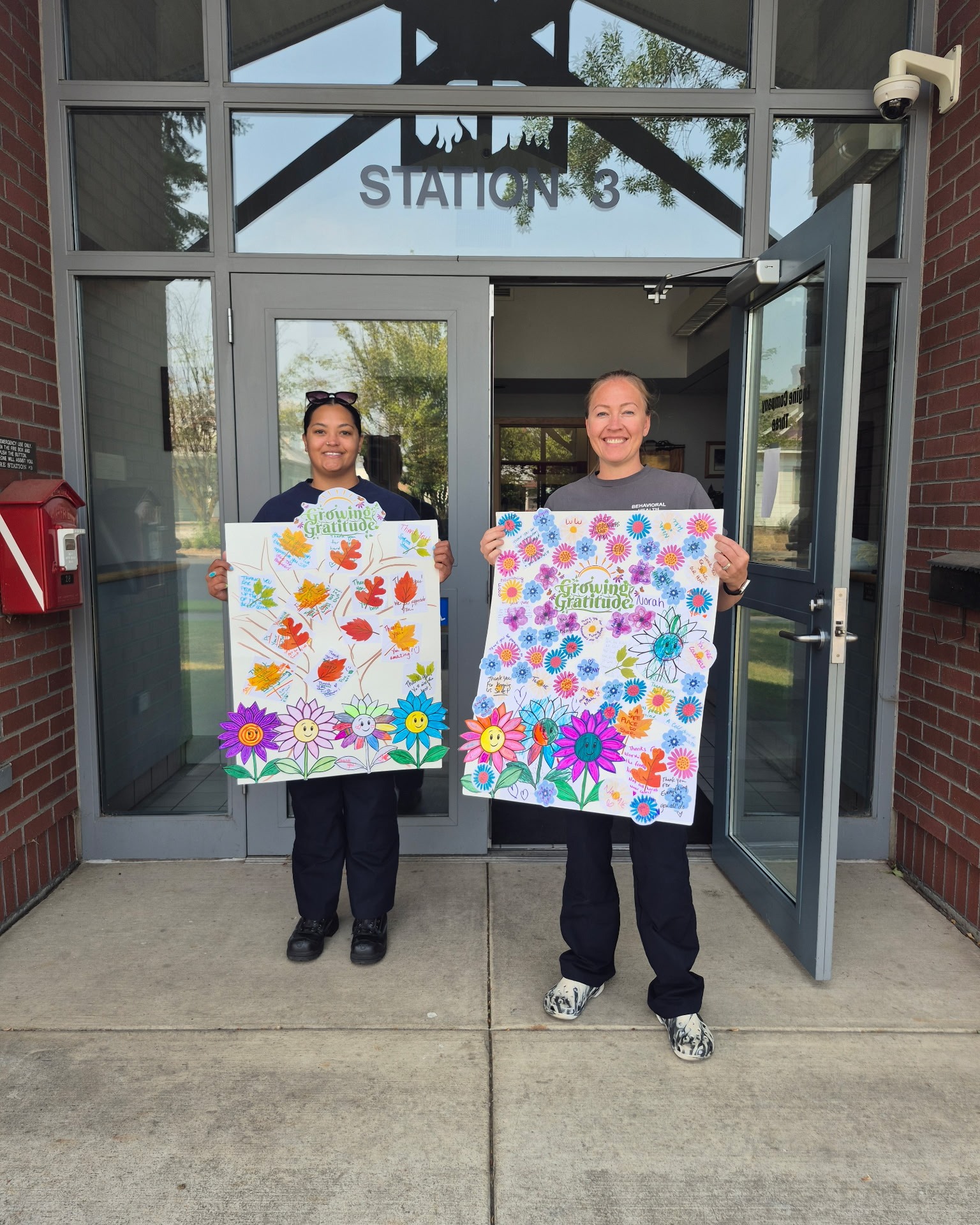 Families at Sister's Haven, Mother Teresa Haven and Rising Strong gathered to show some gratitude for our local first responders 💚
#CCEW #catholiccharities #feedhealwelcome