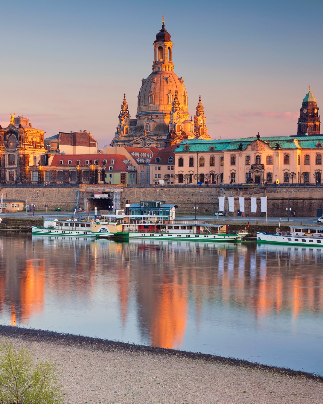 Der schönste Blick auf diese Stadt liegt auf der anderen Seite.
Vom Königsufer aus sehen Sie, was Canaletto gesehen hat: Hofkirche, Schloss, Frauenkirche, die Kuppeln in der Abendsonne. Ein Spaziergang, der auch nach zwanzig Jahren in Dresden noch funktioniert.
#SilbermannFashion #Dresden #Elbe #Altstadt
