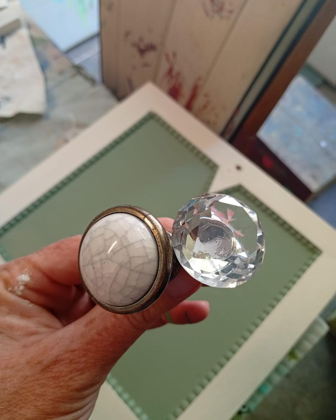 🔧 MERCREDI À L’ATELIER — QU’EST-CE QU’UNE BONNE POIGNÉE ? 🔧
Bien plus de choses qu’on ne le pense… 😏
Parce que tout le monde aime une bonne poignée. 😂
Et une bonne poignée peut vraiment faire toute la différence entre finir un meuble complètement satisfait… ou rester un peu déçu. 👀
La petite poignée de meuble paraît insignifiante, mais elle a un pouvoir étonnant.
Choisissez la bonne, et tout à coup le meuble paraît plus élégant, plus abouti et parfaitement fini. ✨
Choisissez la mauvaise et… disons simplement que le meuble peut avoir l’air de s’être habillé dans le noir. 😆
Alors, on veut savoir :
Quel est votre style de poignée préféré ?
✨ Cristal et brillante
🤍 Céramique et vintage
🪵 Simple en bois
🖤 Sombre et audacieuse
💛 Laiton et traditionnelle
🎨 Ou quelque chose de complètement original ?
Et oui, nous sommes parfaitement conscients du nombre de fois où nous venons d’utiliser le mot poignée dans ce post. 😂
Dites-nous votre préférée dans les commentaires — ici, aucun jugement !
Kirsti & Orson 🦉
✨ Re-loving Forgotten Gems
📍 Le Hibou Chic, Bellac
#LeHibouChic #MercrediAtelier #Bellac #HauteVienne #RelookingDeMeubles #RestaurationDeMeubles #TransformationDeMeubles #PoigneesDeMeubles #MeublesVintage #MeublesRelookés #DetailsInterieurs #SoutenezLesPetitesEntreprises #achetezlocal