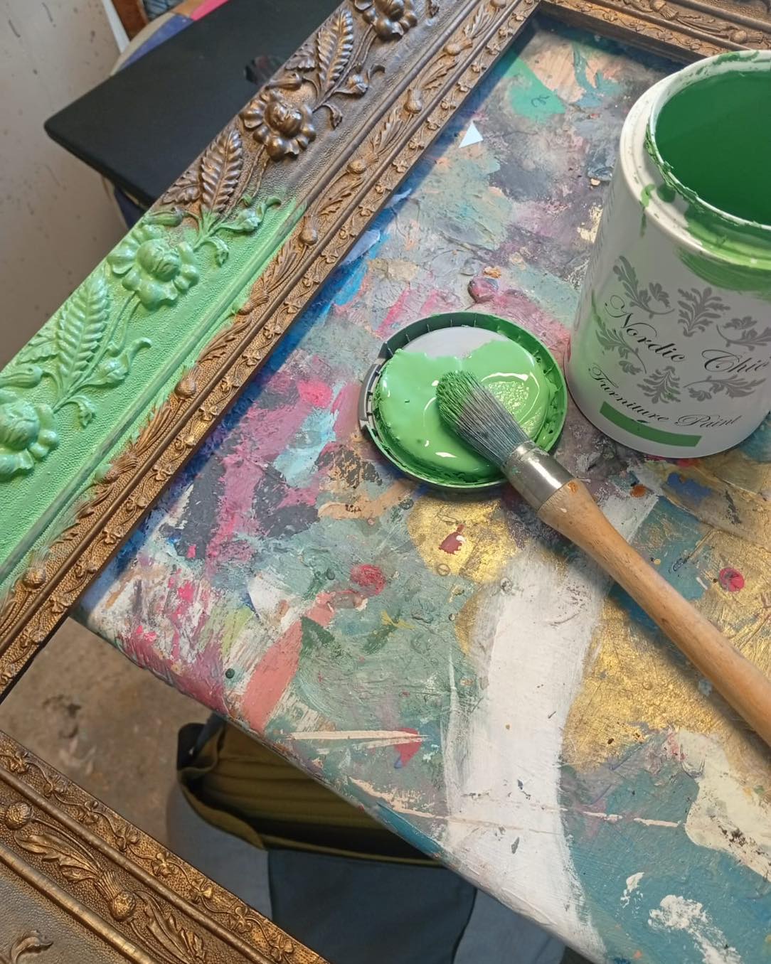 💡 L’ASTUCE DU MARDI 💡
Ne sautez pas l’étape la moins glamour ! 😅
On le sait… le nettoyage et la préparation ne sont pas forcément les parties les plus passionnantes d’une transformation de meuble. On a souvent envie de passer directement à la couleur, aux jolis détails et au grand résultat final. 🎨✨
Mais une bonne préparation peut faire toute la différence entre une finition qui reste jolie quelques semaines… et une finition qui dure dans le temps.
Les vieux meubles peuvent avoir accumulé des années de cire, de polish, de graisse, de poussière… et parfois quelques substances mystérieuses qu’on préfère ne pas examiner de trop près ! 😂
✨ L’ASTUCE : Avant de peindre, nettoyez soigneusement votre meuble et vérifiez bien l’état de la surface.
Regardez notamment s’il y a :
🧼 De la cire ou du polish
🔎 Une ancienne finition qui s’écaille
🪵 Des réparations à faire
🖌️ Des zones qui ont besoin d’être poncées
🔩 Des poignées, charnières ou assemblages desserrés
Et n’oubliez pas les endroits que l’on voit moins : les bords des tiroirs, sous les poignées et tous ces petits coins difficiles d’accès !
Ce n’est peut-être pas l’étape la plus excitante d’un relooking, mais aller trop vite sur la préparation peut ensuite provoquer des éclats, un décollement de la peinture ou une mauvaise adhérence.
Plus vous voulez une belle finition, plus la préparation en dessous est importante. ❤️
Soyez honnêtes… 😆
Vous êtes plutôt Team J’adore la préparation 🧽
ou Team Donnez-moi juste le pinceau ! 🖌️ ?
Kirsti & Orson 🦉
✨ Redonner vie aux trésors oubliés
📍 Le Hibou Chic, Bellac
#LeHibouChic #Bellac #HauteVienne #AstuceDuMardi #RelookingDeMeubles #RestaurationDeMeubles #ConseilsDéco #MeublesPeints #NordicChicPaint #MeublesRelookés #DécorationIntérieure #SoutenezLesPetitesEntreprises #achetezlocal