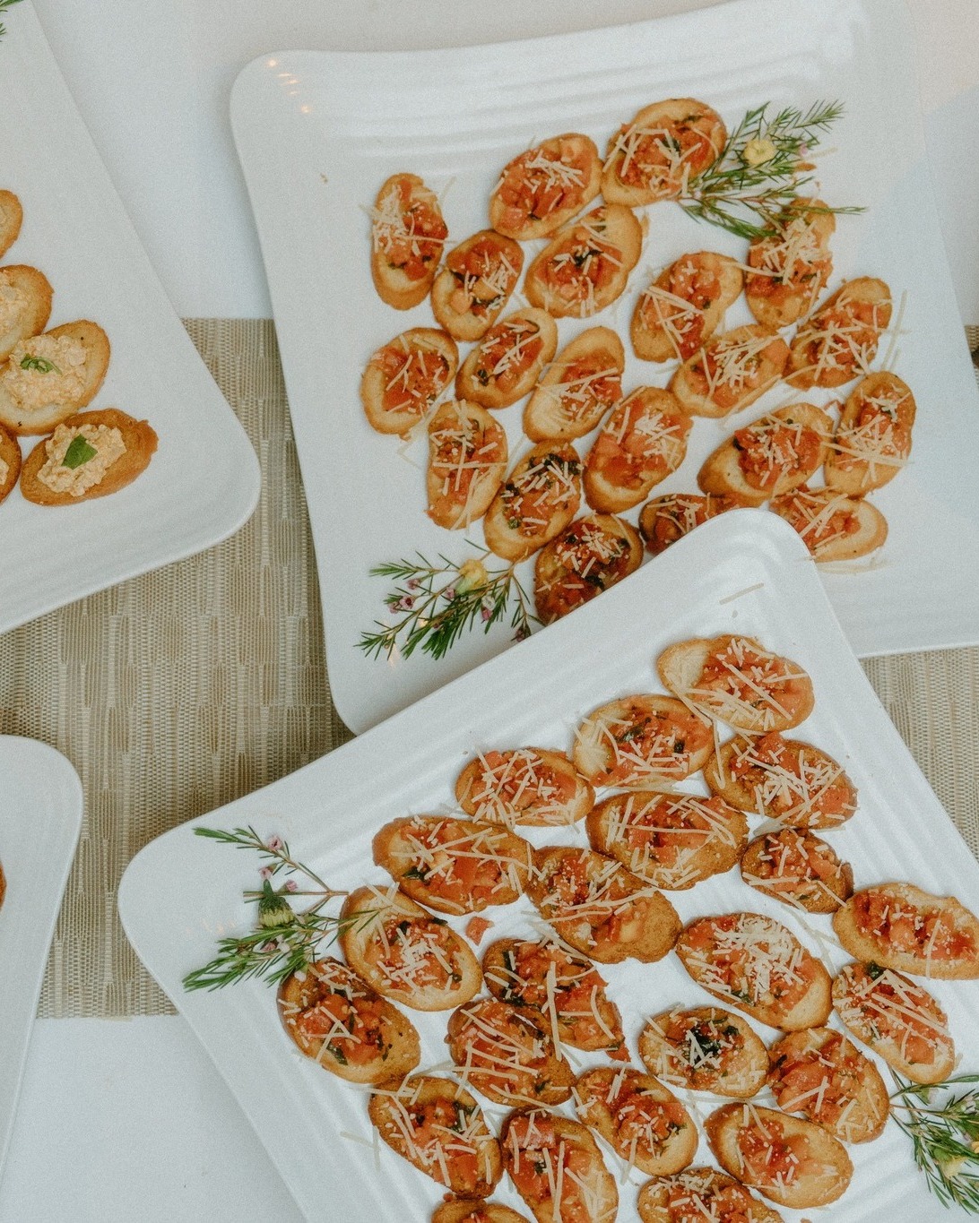 At Memorial House, we have a trusted list of preferred caterers! Our preferred caterers are selected for their excellent service, variety of menu options, and ability to take care of all the details, including bussing and cleanup.
This beautiful setup was done by @utahfoodservices β¨
πΈ @mathisfilms
Learn more about our preferred caterers at the link in our bio!