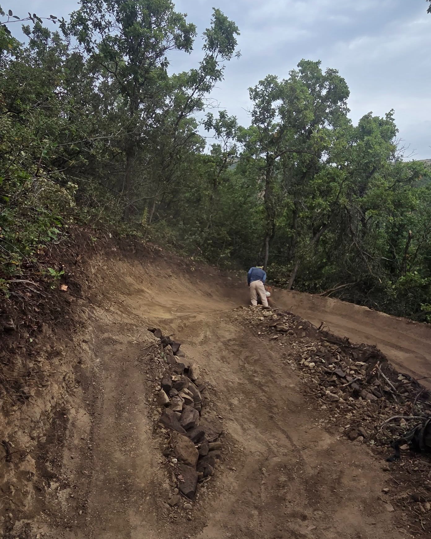 Another week, another chunk of trail cut! 🚵♂️ Thursday's rain kept us from hitting our halfway point goal on the new North Fork directional trail — bummed about that one, but next week's the week, we can feel it.
On the bright side, the berms are looking absolutely incredible. Justin put in serious work raking out what felt like a million rocks, and you can tell — they're smooth, they're fast, they're going to be so much fun to ride and yes that's a jump-to-berm.
Huge thanks to the Fremont High School Mountain Biking Team - Utah for showing up again this week and putting in real work on the new trail. Crews like this are what makes this project happen — we couldn't do it without you.
More progress next week. Stay tuned!