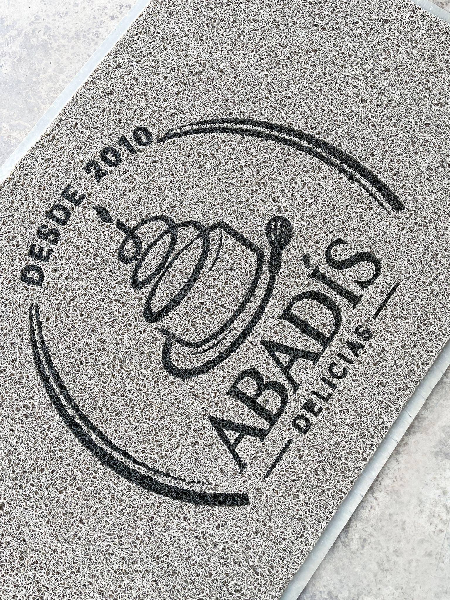 🧼 Mantén tu entrada más organizada con una alfombra diseñada para el uso diario.
#alfombras #tapetes #alfombraspersonalizadas #alfombrasconlogo #entrancemats #logomats #supermat #supermat500