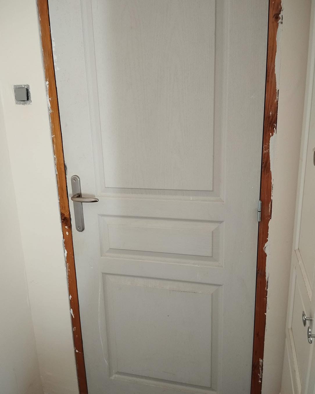 ✨ TRANSFORMATION THURSDAY ✨
Now this is what we call a glow-up. 😍
What started as a very plain white door has been completely transformed into something bold, colourful and full of character.
With a gorgeous deep green finish, rich gold detailing and those fabulous tropical panels, it’s gone from “just a door” to a real feature in the room. 🌿✨
Sometimes a transformation doesn’t need to be a whole piece of furniture — even the most ordinary part of your home can become something worth looking at.
And this one definitely isn’t hiding quietly in the background anymore. 😏
Would you be brave enough to give an interior door this much personality?
Kirsti & Orson 🦉
✨ Re-loving Forgotten Gems
📍 Le Hibou Chic, Bellac
#LeHibouChic #TransformationThursday #Bellac #HauteVienne #InteriorTransformation #UpcyclingIdeas #FurnitureUpcycling #InteriorInspiration #StatementDoor #ColourfulInteriors #CreativeHome #SupportSmallBusiness #shoplocal
✨ JEUDI TRANSFORMATION ✨
Alors là… on peut vraiment parler de métamorphose. 😍
Cette porte toute simple et blanche a été complètement transformée en quelque chose de coloré, audacieux et plein de caractère.
Avec ce superbe vert profond, les détails dorés et ces magnifiques panneaux tropicaux, elle est passée de « simple porte » à véritable élément déco. 🌿✨
Parfois, une transformation n’a pas besoin de concerner tout un meuble — même un élément très ordinaire de la maison peut devenir quelque chose qu’on remarque vraiment.
Et celle-ci ne risque plus de passer inaperçue. 😏
Est-ce que vous oseriez donner autant de personnalité à une porte intérieure ?
Kirsti & Orson 🦉
✨ Re-loving Forgotten Gems
📍 Le Hibou Chic, Bellac
#LeHibouChic #JeudiTransformation #Bellac #HauteVienne #TransformationInterieure #IdeesUpcycling #Relooking #InspirationInterieure #PorteDecorative #InterieurColore #MaisonCreative #SoutenezLesPetitesEntreprises #achetezlocal