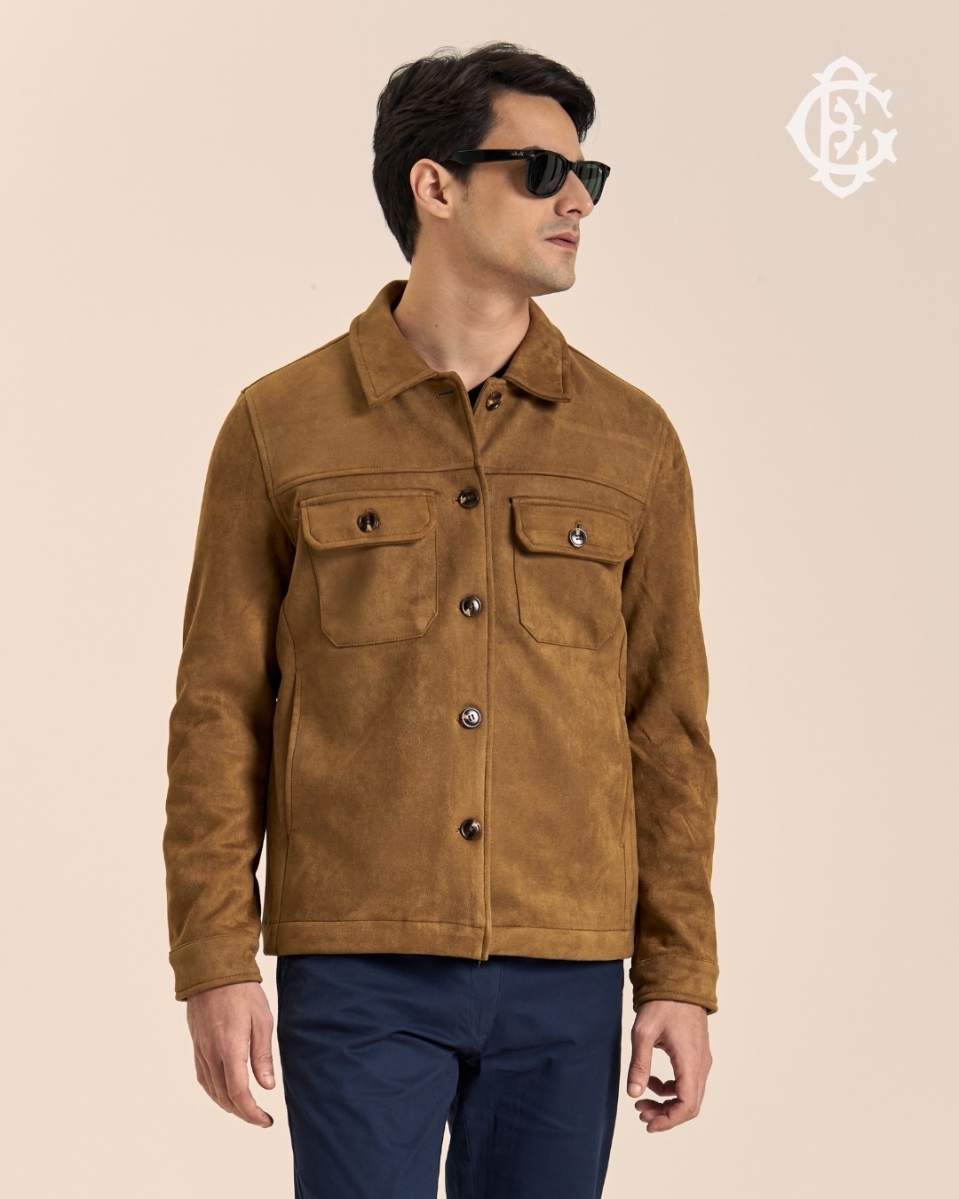 Uma peça que traz personalidade ao visual de inverno.
A Jaqueta Camel Buttons EG, em tecido estilo suede, combina corte estruturado, gola clássica e detalhes em botões tartaruga para uma composição casual e sofisticada.
Visite nossa loja ou acesse nossa loja online.
📍 Shopping da Gávea — 2º piso
R. Marquês de São Vicente, 52, Loja 265A
🌐 eduardoguinle.com
#EduardoGuinle #EG #JaquetaEG #ModaMasculina #EstiloMasculino