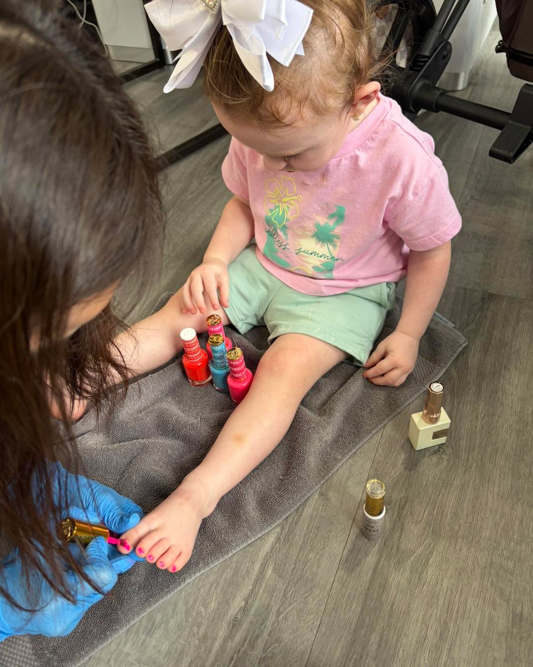 πβ¨ Tiny toes, BIG cuteness! β¨π
Our little princess came in for her very first pedicure and absolutely stole our hearts! π₯°πΈ We finished her tiny toes with the sweetest hot pink polish and adorable little flowers. π
ππΌ
Thank you for letting TTβs Nail Woodbury be part of such a precious moment! π We love making every visit fun, special, and memorableβeven for our tiniest clients! π₯°
π TTβs Nail Woodbury
π Come treat yourself to some pampering!
#TTsNailWoodbury #WoodburyMN #KidsPedicure #LittlePrincess #TinyToes #PinkNails #CuteNails #KidsNails #NailSalon #WoodburyNails #NailArt #PrettyToes #SweetMoments #NailDay