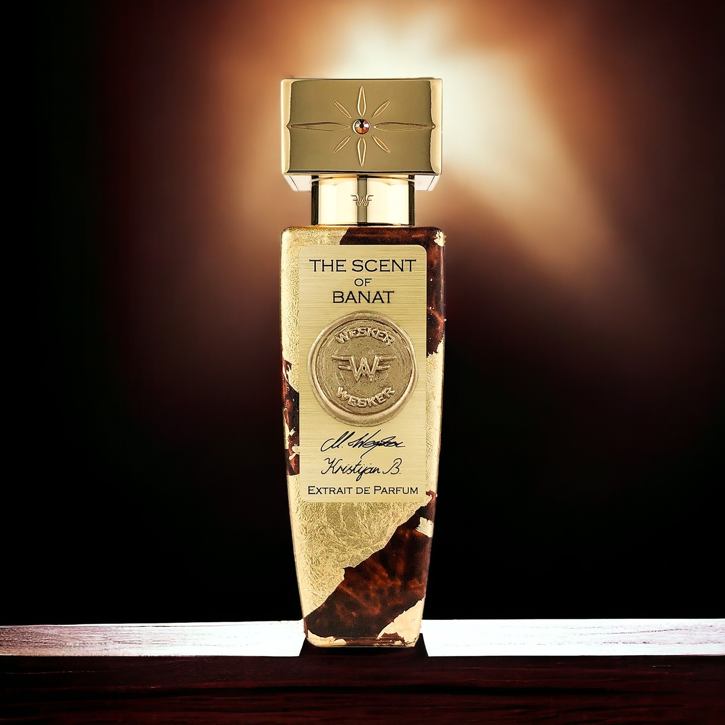 Dopo il calore del giorno, la terra torna a respirare.
The Scent of Banat racconta un paesaggio antico, fertile e profondamente legato alla memoria. Mora, incenso, cisto e patchouli aprono la composizione; camomilla, fiore di tabacco, legno di quercia e caffè ne disegnano il cuore. Nel fondo, muschio di quercia, suede, castoreo e terra asciutta lasciano una traccia intensa e autentica.
È il profumo di un tramonto d’agosto sulla campagna, quando il cielo si oscura e ogni aroma sembra diventare più vicino.
Per le profumerie che amano proporre creazioni dotate di radici e narrazione, The Scent of Banat offre un viaggio olfattivo fuori dalle rotte consuete. Una composizione di carattere, custodita in un flacone artigianale che rende ogni pezzo unico.
𝐎𝐌𝐍𝐈𝐀 𝐋𝐔𝐗𝐔𝐑𝐘 𝐓𝐑𝐀𝐃𝐄 - 𝘋𝘪𝘴𝘵𝘳𝘪𝘣𝘶𝘵𝘰𝘳 𝘢𝘯𝘥 𝘈𝘥𝘷𝘪𝘴𝘰𝘳
𝘕𝘪𝘤𝘩𝘦 𝘗𝘢𝘳𝘧𝘶𝘮 - 𝘚𝘬𝘪𝘯 𝘤𝘢𝘳𝘦 - 𝘏𝘰𝘮𝘦 𝘧𝘳𝘢𝘨𝘳𝘢𝘯𝘤𝘦𝘴 - 𝘉𝘳𝘢𝘯𝘥 𝘌𝘹𝘱𝘦𝘳𝘪𝘦𝘯𝘤𝘦 - 𝘊𝘶𝘴𝘵𝘰𝘮𝘪𝘴𝘦𝘥 𝘱𝘳𝘰𝘥𝘶𝘤𝘵𝘴
.
.
.
#WeskerPerfumes #TheScentOfBanat #OmniaLuxuryTrade #ProfumeriaArtistica #ExtraitDeParfum #ProfumeriaNiche #OlfactoryJourney #LuxuryFragrances