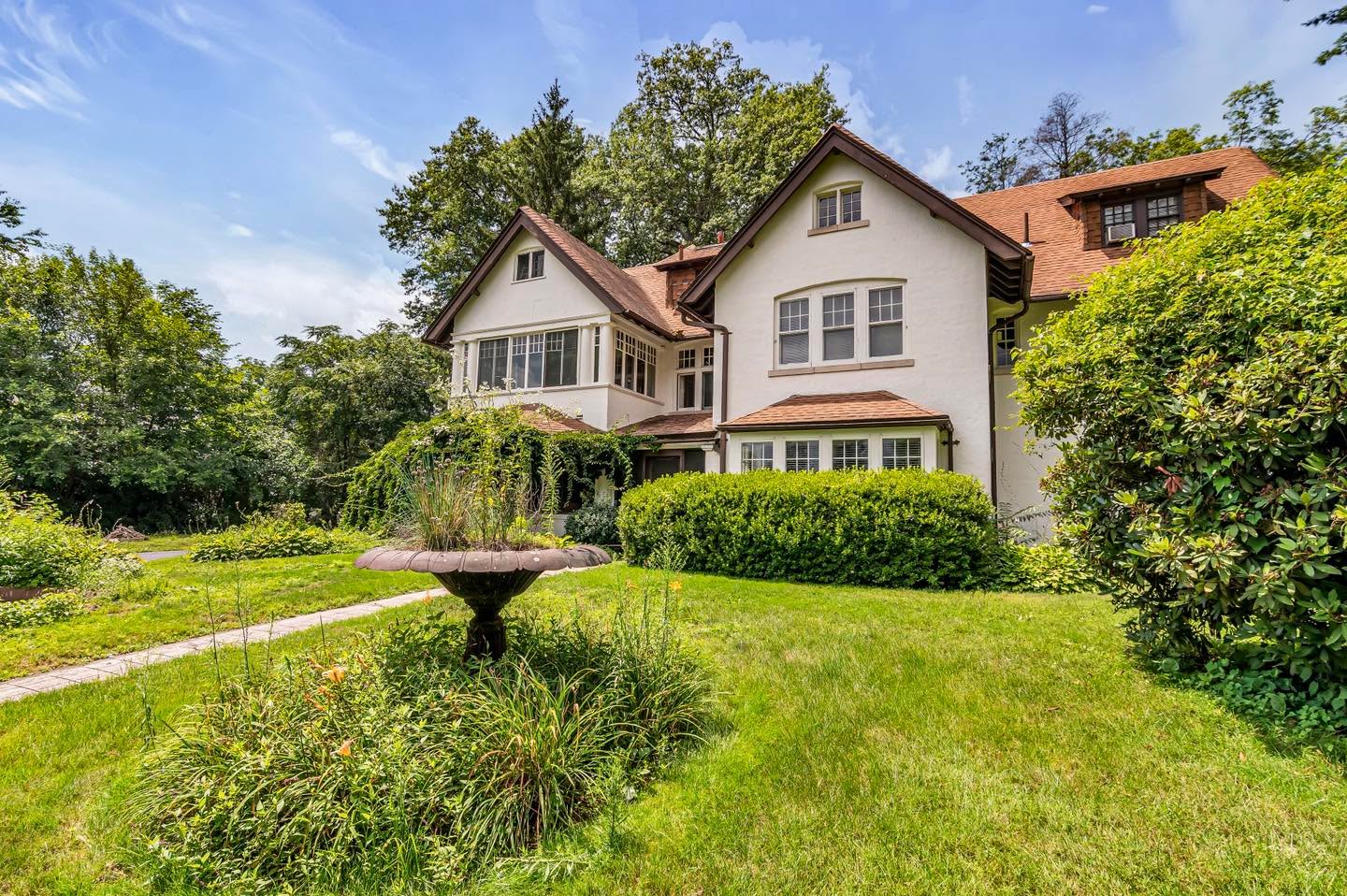 This unique gem is located in Hartford, Connecticut a city where colonial homes reflect New England’s timeless charm. Here, we captured a kitchen built to last for generations to come.