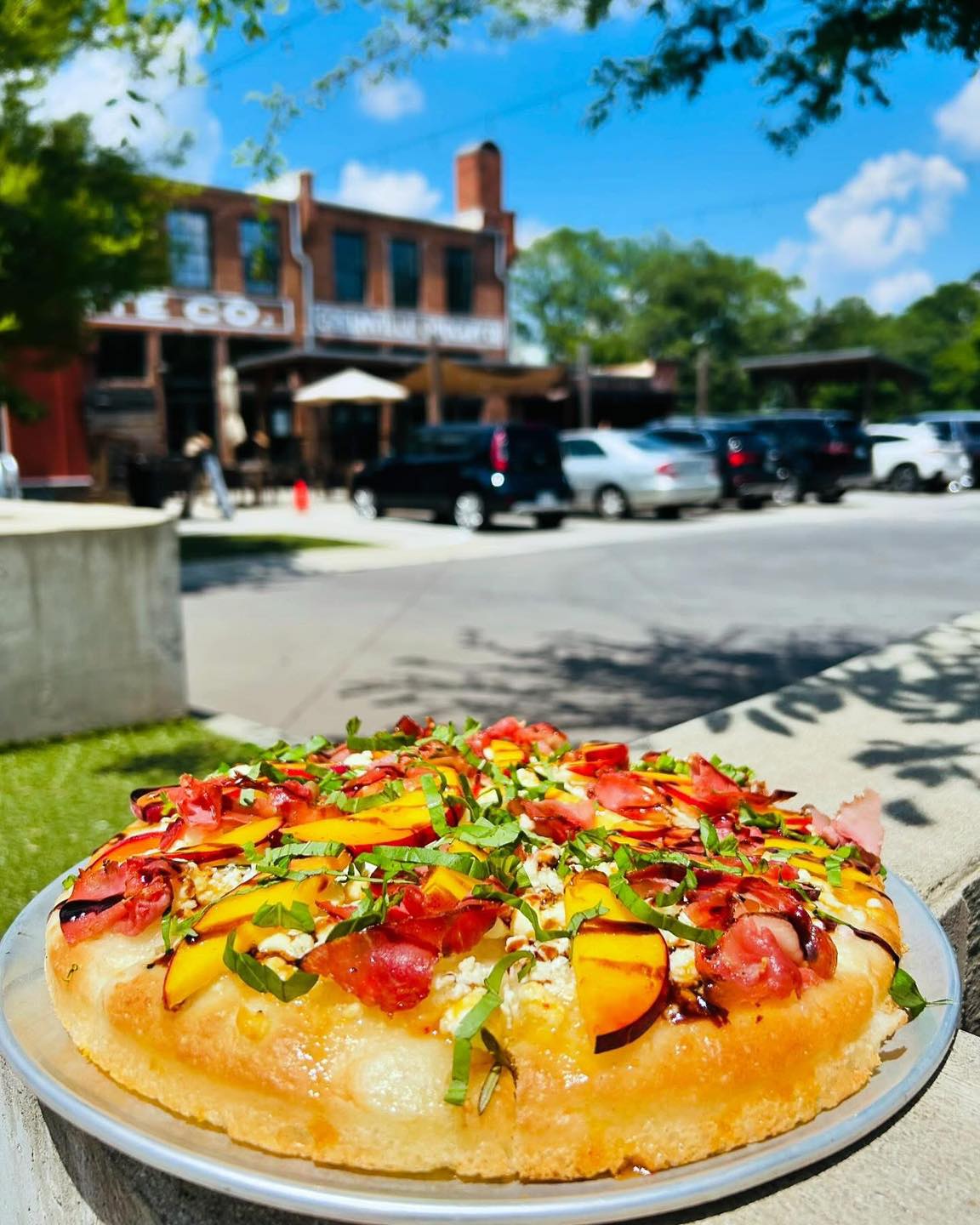🍑JUST PEACHY! Enjoy these summer faves before they are gone!
🍑Peachy Keen Pizza! Sweet local peaches, savory prosciutto, and feta cheese. Finished with balsamic glaze, fresh basil, and our own spicy honey on top! Available on regular or gluten free crust!
🍑Peach Salad! Sliced local peaches on baby spinach with candied ginger goat cheese medallions, citrus candied pecans, red onion, and peach ginger vinaigrette!
#peach #pizza #salad #greenville360 #greenvillesc #offthegridgreenville