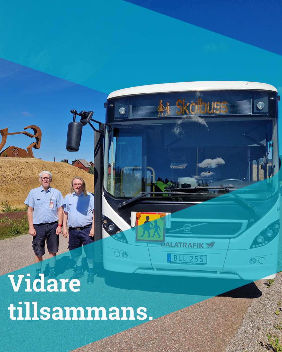 Bakom ratten i skoltrafiken
Varje vecka kör Keolis omkring 100 skolturer i Falun – från resor till och från skolan till transporter mellan skolor och aktiviteter som simundervisning. Bakom ratten finns förare som varje dag ser till att eleverna kommer fram tryggt och säkert.
För Stefan Thelmen och Lars Tollman är skoltrafiken mer än att köra buss. Det handlar om att skapa trygghet, bygga relationer och vara en del av elevernas vardag.
Vägen till yrket såg olika ut. Stefan utbildade sig till bussförare efter ett tips från sin handledare på Arbetsförmedlingen. Lars fick prova att köra buss redan under värnplikten, men det dröjde flera år innan han lämnade tillverkningsindustrin för ett yrke där mötet med människor står i centrum. När de senare fick frågan om att bli en del av skolgruppen tackade båda ja.
Arbetsdagen börjar redan vid sextiden på morgonen med skolturer i linjetrafik. Därefter väntar olika skoluppdrag, som transporter mellan skolor, simundervisning och andra aktiviteter, innan eleverna körs hem igen på eftermiddagen.
– Vi kör nästan samma elever varje dag. Det gör att man lär känna dem och de lär känna oss. Det skapar en trygghet för alla.
Att köra skoltrafik handlar om mer än att köra från A till B.
– Tålamod och ett lugnt bemötande är viktigt. Ibland behöver man ha lite extra koll på vissa elever, till exempel så att säkerhetsbältet används. Ett hej och ett leende kan betyda mycket, och när man lär känna eleverna märker man också om någon inte mår bra, berättar Stefan och Lars.
Det är också relationen till eleverna som gör uppdraget extra uppskattat.
– Det känns meningsfullt att hjälpa barnen att komma säkert till och från skolan. Det som är extra roligt är när man träffar elever flera år senare och de säger att de kommer ihåg när de åkte skolbuss med mig som förare, säger Lars.
Stefan håller med:
– Man får en bra relation med många av barnen. Det är lugnare än vanlig linjetrafik för det mesta, och det är just mötet med barnen och lärarna som gör jobbet så roligt.
#Bussförare #Skoltrafik #Dalarna #ViPåKeolis #VidareTillsammans