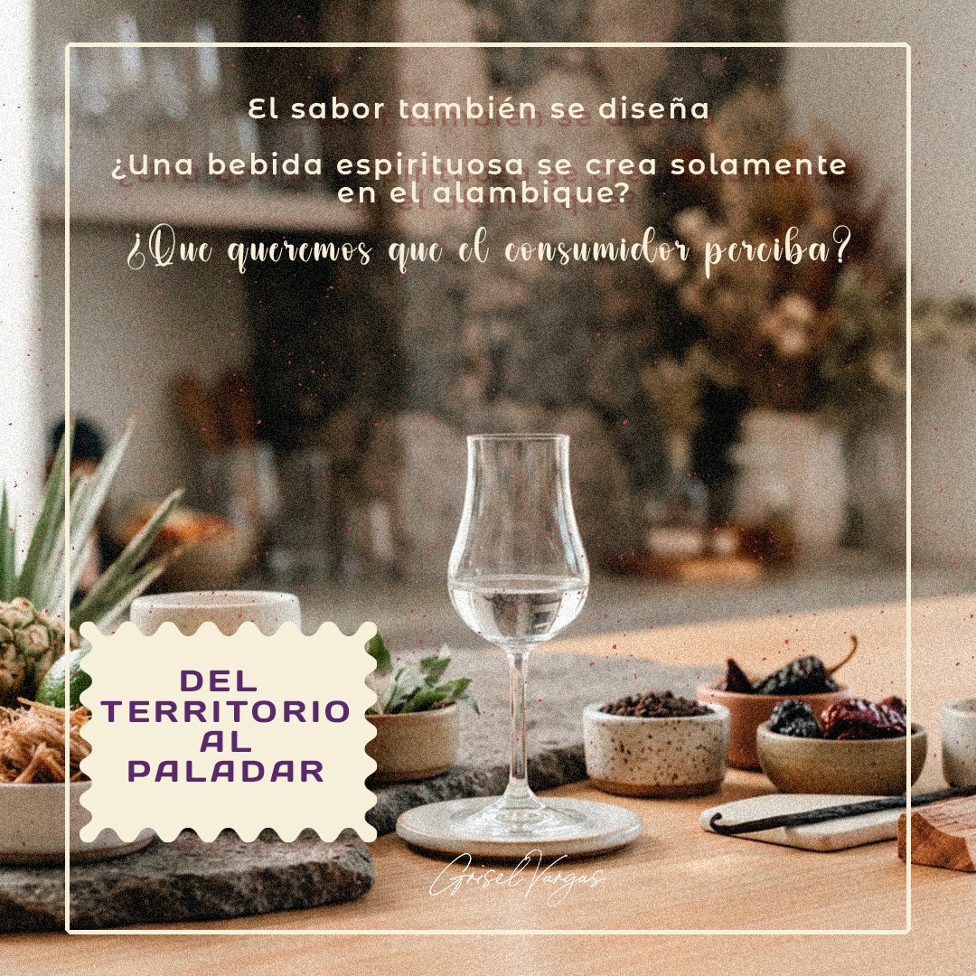 El sabor también se diseña
¿Una bebida espirituosa se crea solamente en el alambique?
No.
Antes de llegar a la botella existe una pregunta fundamental:
¿Qué queremos que el consumidor perciba?
Una bebida puede diseñarse alrededor de un perfil:
🌿 Herbal
🍊 Cítrico
🍍 Frutal
🌶️ Especiado
🔥 Tostado
🌳 Maderoso
🌱 Vegetal
🍫 Dulce/tostado
El trabajo de un Maestro Perfilador consiste precisamente en traducir esas preferencias en un lenguaje que pueda ser entendido por quienes desarrollan el líquido.
Por eso, crear una bebida no es solamente elegir una materia prima.
Es construir una experiencia sensorial con intención.
Del territorio nace la materia prima.
Del proceso nace el carácter.
Del perfil nace la experiencia.
¿Alguna vez has pensado qué sabores debería tener la bebida ideal para tu consumidor?
#MaestroPerfilador #BebidasEspirituosas #DestiladosMexicanos #Tequila #Mezcal #DesarrolloDeBebidas #México