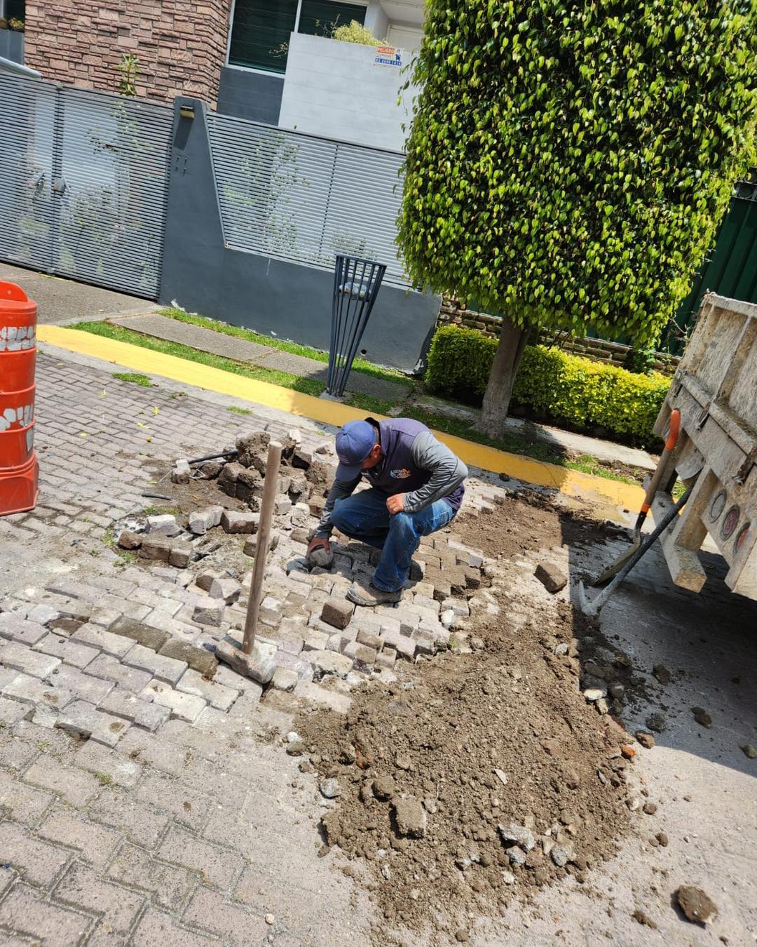 💧 Atendemos y solucionamos
Nuestro equipo realizó la reparación de un bache ocasionado por una fuga de agua en Lomas de la Herradura, trabajando para recuperar las condiciones de la vialidad y brindar mayor seguridad a quienes transitan por la zona.
Seguimos trabajando para ofrecer un servicio eficiente y mantener en buenas condiciones la infraestructura hidráulica de Huixquilucan.
#EstaEsNuestraCultura #EficienciaQueEvolucionaenExcelencia #AguasDeHuixquilucan