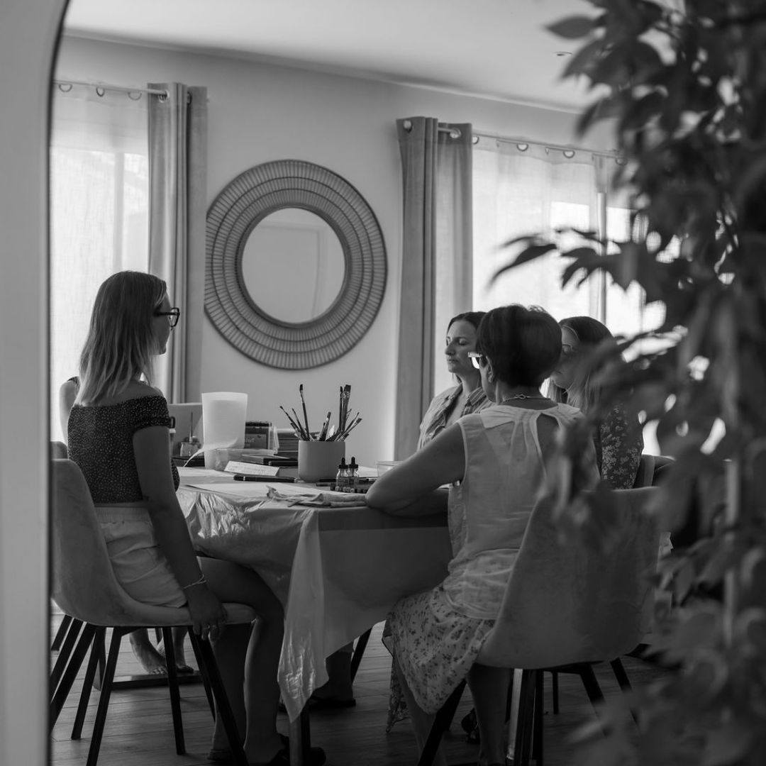 Retour sur un bel atelier mené cet été, avec un petit groupe de femmes !
ATELIER DE PEINTURE INTUITIVE ET INTROSPECTIVE
- intimité
- on commence par une méditation guidée
- on apprivoise les outils, matières et consignes que je donne aux participantes pour les guider, pas à pas.
- puis on lâche ..., on laisse ce qui doit venir se raconter, sans forcer ni se bloquer.
- c'est aussi le moment pour chacune de prendre plaisir à dessiner, tracer, ...
🩵
#Crest #ArtTherapie #creation
