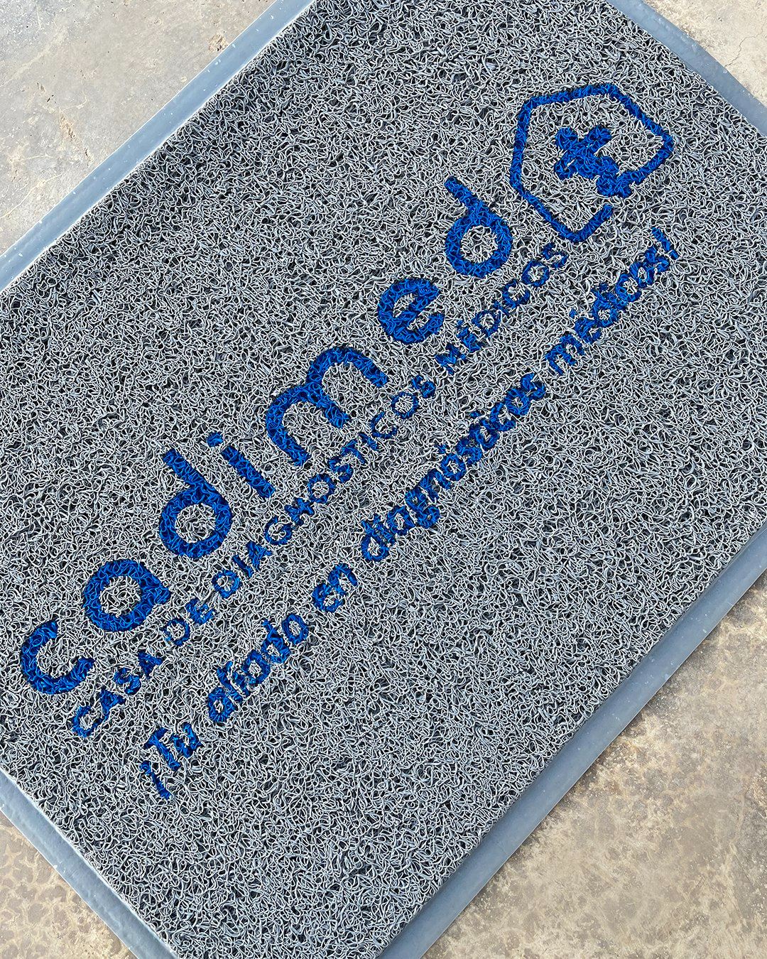 .
🏢 Ideal para espacios donde el tráfico diario exige una alfombra resistente y funcional.
#alfombras #tapetes #alfombraspersonalizadas #alfombrasconlogo #entrancemats #logomats #supermat #supermat500
