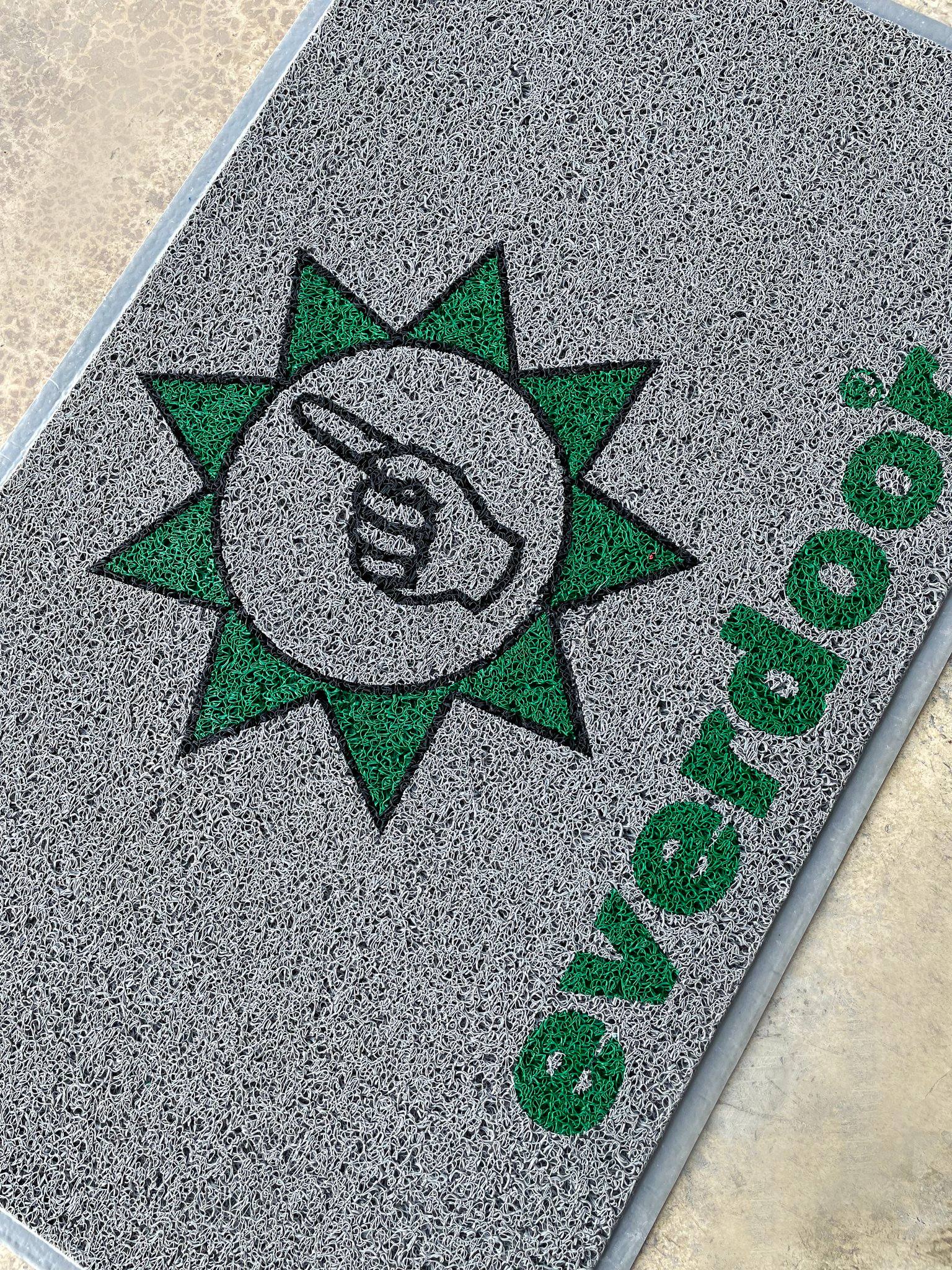 🌟 El detalle que puede hacer diferente la entrada de tu negocio.
Alfombra de entrada personalizada Supermat™ 500 con logotipo para empresas y negocios de alto tráfico.
Alfombra personalizada Supermat™ 500 con logo, ideal para entradas comerciales, oficinas y comercios.