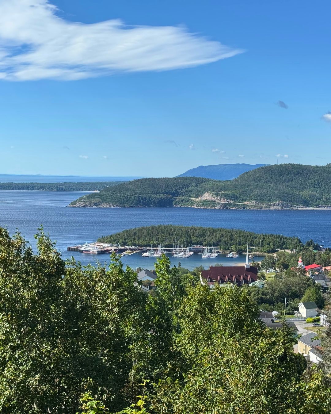 Notre petit voyage à commencé avec Tadoussac... 🐳
On devait simplement aller y passer 2-3 jours, puis rentrer tranquillement par Charlevoix... Jess allait faire une petite excursion aux baleines sur le fleuve à bord du voilier familiale ⛵ Sam, qui a le mal de mer assez facilement, a préféré rester au bord avec Teq & Jal, à profiter de la vue... 😎
On a également profiter de notre arrêt pour découvrir l'un des meilleurs restaurants dans lequel on a mangé eveeeeer (avec des produits locaux en plus!!) 🍄 @auxclochettes
#tadoussac #côtenord #baleine #chanterelles #camerises #voilier