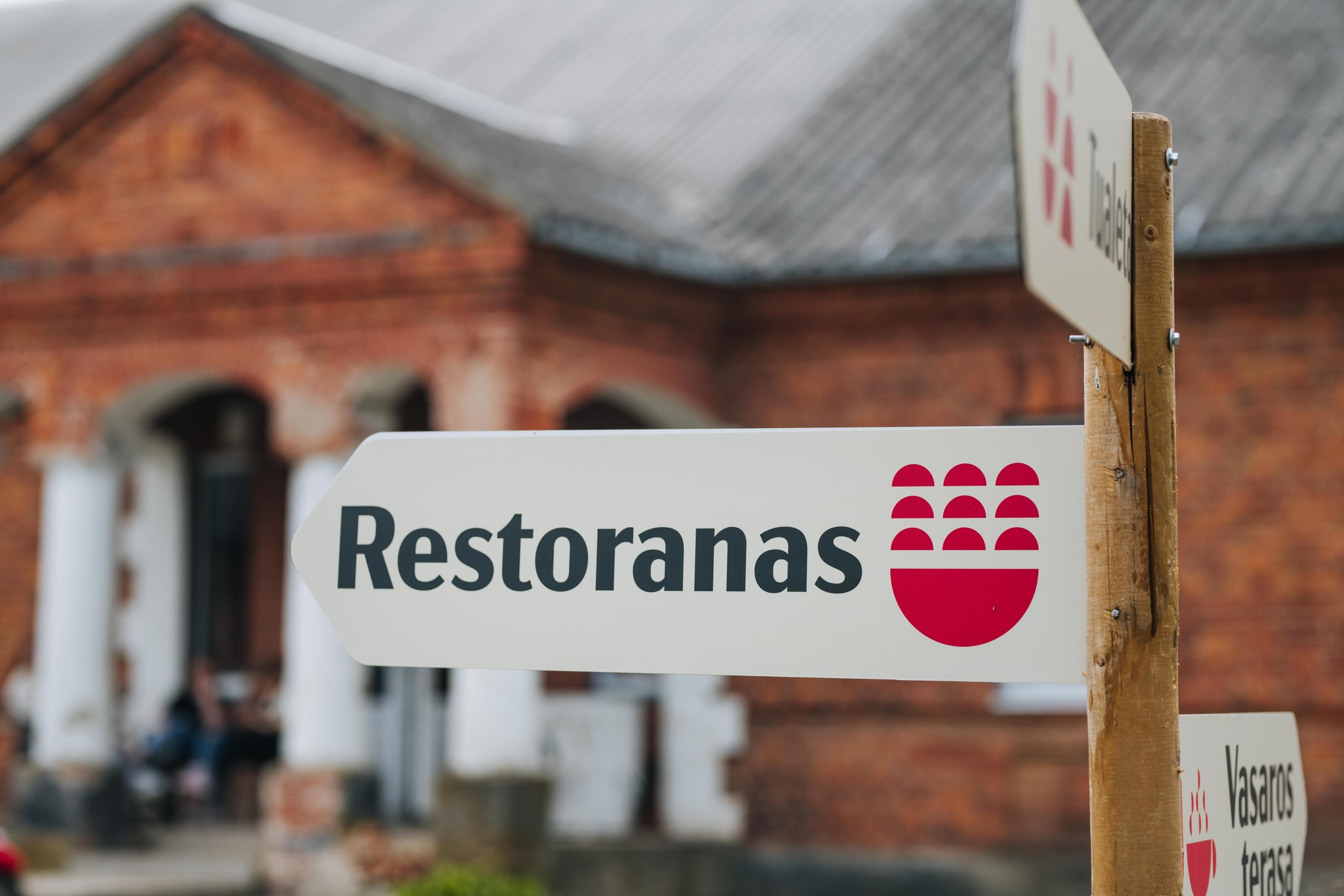 ⭕Jei ieškote to jausmo, kai maloniai ir šiltai valgant žiūri į lietų už lango, laukiame jūsų Merkinės fabriko Kepsnių ceche - mūsų visos sienos yra langai 🌧️
Laukiame jūsų su atnaujintu meniu!
⭕️ ĮŽANGA
Starkio sevičė pagal peruietišką-japonišką manierą
Antienos karpačas (it. carpaccio)
⭕️ SRIUB0S
Šaltsriubė su vėžių uodegėlėmis pagal senovinį receptą
⭕️ PAGRINDINIAI PATIEKALAI
Burgundiškas jautienos troškinys
Kiaulienos išpjova porto padaže
Vietinio halumio kepsnys su bazilikų padažu
Viduržemio jūros įkvėptas menkės kepsnys
Lepeškeris arba voveraičių troškinys
Šefės pasiūlymas – prancūziškas Coq au vin (lietuviškai – gaidys vyno padaže)
⭕️ GARNYRAI
Gruzdintos bulvytės
Šviežios salotos
⭕️ VAIKAMS
Pica iš Vasaros kiemo
⭕️ SALDŽIOS NUODĖMĖS
Mamos Dalios „ Medutis“
Ledai su sausmedžio uogiene
turime ir variantą suaugusiems
Dirbame:
⭕️ Šeštadienį | 12:00 - 21:00
⭕️ Sekmadienį 12:00 - 19:00
⭕️ Stalą galite rezervuoti skambučiu +37060535055 arba elektroniniu laišku rezervacijos@merkinesfabrikas.lt |
🧚♀️⛺️ Jei norėtųsi likti nakvoti Merkinės fabrike, „Sapnų cecho rezidencijos" - jūsų paslaugoms.
Rezervacija numeriu +37060535055, elektroniniu paštu rezervacijos@merkinesfabrikas.lt arba Booking platformoje