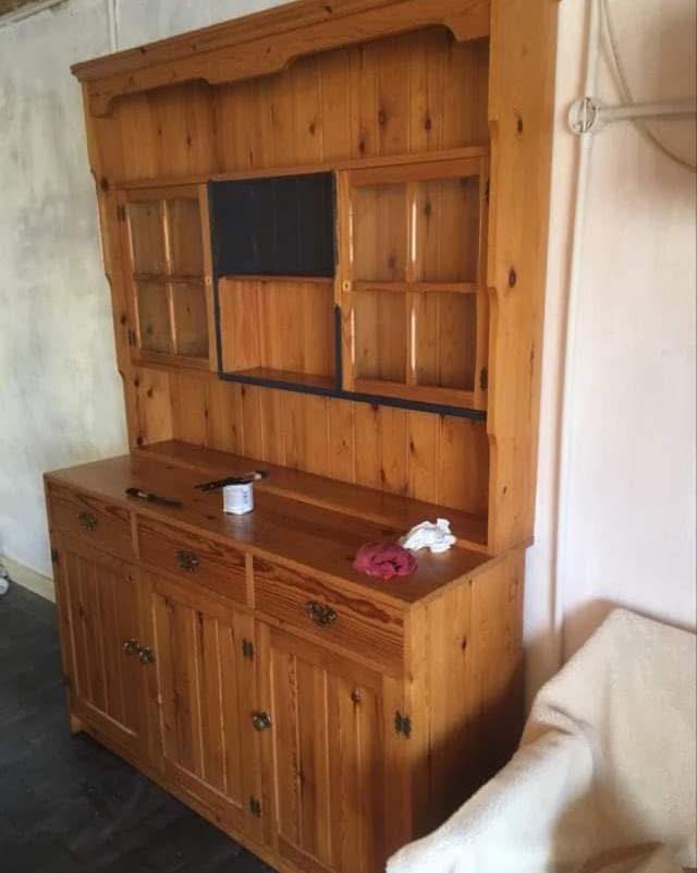 ✨ TRANSFORMATION THURSDAY ✨
From traditional pine… to something with a little more attitude. 🖤
We didn’t transform this one ourselves, but we loved the makeover and had to share it.
The original dresser already had plenty of character, but the darker finish completely changes the mood. The shape feels stronger, the details stand out and the whole piece has much more presence. ✨
Same dresser. Completely different personality. 😍
Sometimes colour alone is enough to make you look at a piece in a totally different way.
Would you have kept the pine… or gone dark? 👀
Kirsti & Orson 🦉
✨ Re-loving Forgotten Gems
📍 Le Hibou Chic, Bellac
#LeHibouChic #TransformationThursday #Bellac #HauteVienne #FurnitureInspiration #FurnitureMakeover #PaintedFurniture #UpcycledFurniture #SupportSmallBusiness
✨ JEUDI TRANSFORMATION ✨
Du pin traditionnel… à quelque chose avec un peu plus de caractère. 🖤
Nous n’avons pas réalisé cette transformation nous-mêmes, mais nous avons tellement aimé le résultat que nous voulions la partager.
Le meuble avait déjà beaucoup de charme, mais la finition plus sombre change complètement son allure. Sa silhouette paraît plus affirmée et les détails ressortent davantage. ✨
Même meuble. Personnalité complètement différente. 😍
Parfois, une simple couleur suffit à nous faire voir un meuble autrement.
Et vous, vous auriez gardé le pin… ou choisi le côté sombre ? 👀
Kirsti & Orson 🦉
✨ Re-loving Forgotten Gems
📍 Le Hibou Chic, Bellac
#LeHibouChic #JeudiTransformation #Bellac #HauteVienne #RelookingDeMeubles #MeublesPeints #MeublesRelookes #InspirationInterieure #achetezlocal