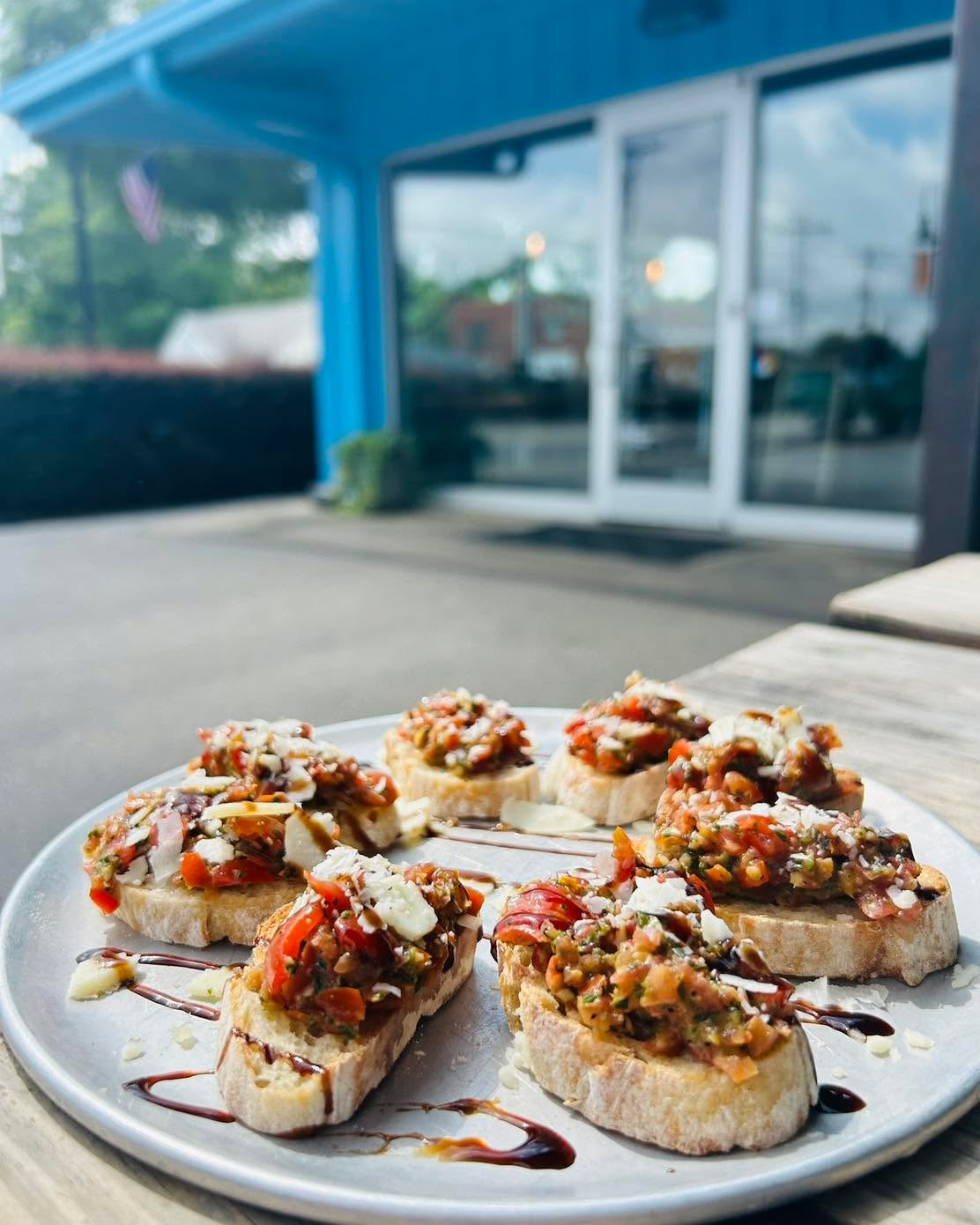 😋Bruschetta! Crostini bread topped with fresh chopped tomatoes, homemade basil pesto, parmesan, asiago, Romano cheeses, and finished with balsamic glaze!
😋Enjoy at all Sidewall Pizza locations.
#brushetta #gvltoday #greenville360 #greenvillesc #gvl