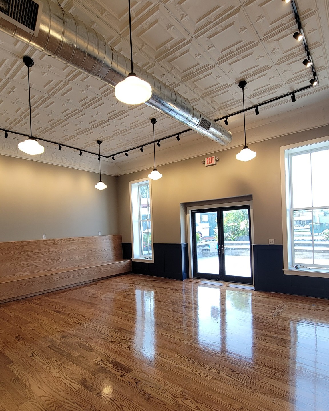 Look at those gorgeous floors, by Osage's own Dillon Filkins of DHF Construction. With the final coats done, construction on the space for @fortybarrels is complete!