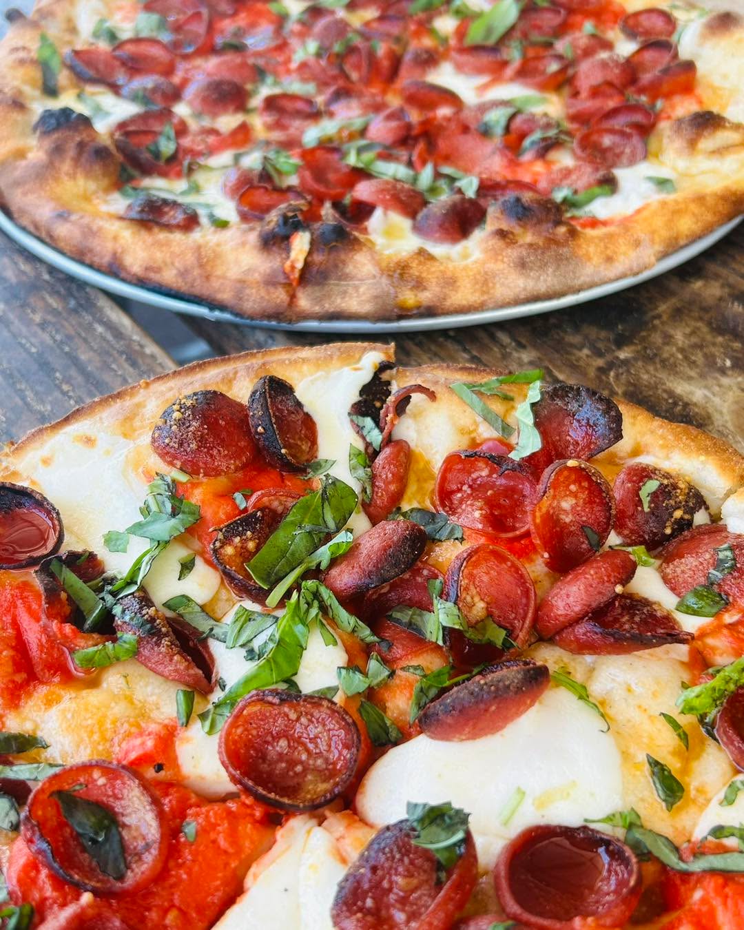 🥇Andy's Favorite Pizza! Crushed tomato sauce with fresh mozzarella and pecorino cheese, extra virgin olive oil, little pepperoni’s, and finished with spicy honey & fresh basil! Yum!
😋Available on regular or gluten free crust at all locations!
#pepperoni #pizza #gvldaily #greenville360 #offthegridgreenville