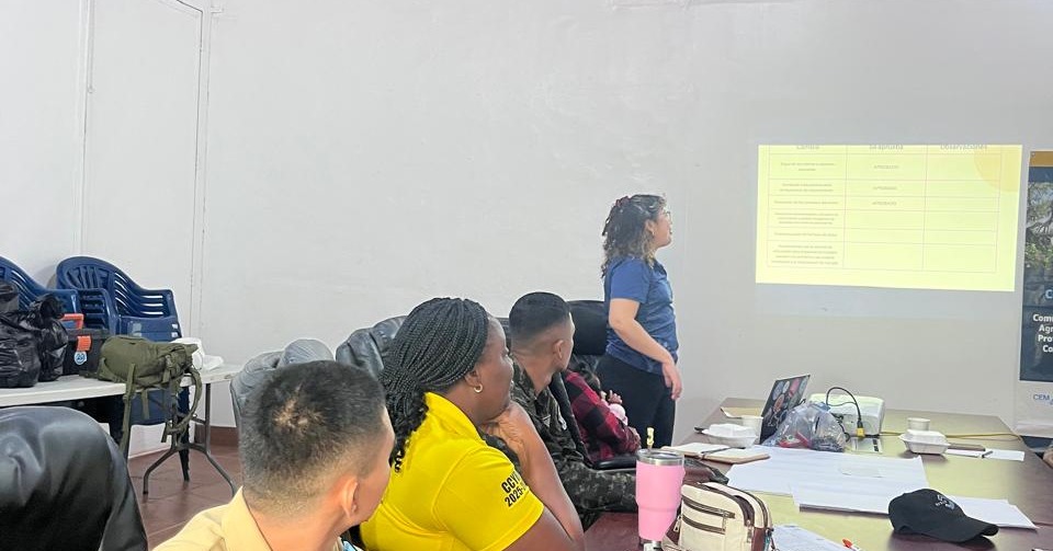 🌿 Planificando juntos la restauración de los manglares de Trujillo
Como parte de las acciones del proyecto Costas Prósperas, se llevó a cabo la actualización de los planes de trabajo para la restauración de manglares en el municipio de Trujillo, fortaleciendo la coordinación entre comunidades, instituciones y actores locales involucrados en la conservación de estos ecosistemas.
En la jornada participaron representantes de la comunidad Pech, el Patronato de Cristales y Río Negro, Empresa de Servicios Múltiples Castilla, la Base Naval de Puerto Castilla y la Unidad Municipal Ambiental de Trujillo, quienes aportaron desde sus conocimientos y experiencias a la planificación de las próximas acciones de restauración.
🤝 Estos espacios de coordinación permiten construir procesos de restauración de manera participativa, integrando a los actores locales en la planificación y protección de los ecosistemas de manglar.
#CostasPrósperas #CEM #Manglares #Restauración #Trujillo #ParticipaciónComunitaria