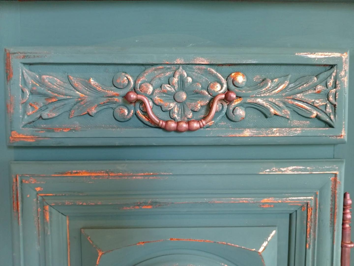 💡 L’ASTUCE DU MARDI — METTEZ EN VALEUR LES DÉTAILS 💡
Parfois, le meuble a déjà fait une bonne partie du travail de décoration pour vous. 👀
Les meubles anciens ont souvent de belles moulures, des sculptures, des panneaux ou des détails décoratifs — et plutôt que de les cacher, servez-vous-en pour guider votre transformation.
✨ L’ASTUCE : laissez les détails d’origine vous indiquer où ajouter du contraste.
Une deuxième couleur, une touche métallique ou un accent subtil peuvent faire ressortir des détails qui disparaîtraient autrement sous une seule couleur uniforme.
Sur ce meuble, les sculptures d’origine deviennent un véritable élément décoratif simplement grâce à quelques touches métalliques contrastantes.
L’important, c’est de ne pas tout souligner.
Choisissez les détails que vous souhaitez mettre en valeur et laissez le reste du meuble leur donner l’espace nécessaire pour ressortir.
Parfois, les plus belles transformations ne consistent pas à en ajouter davantage…
Mais simplement à remarquer ce qui était déjà là. ❤️
Kirsti & Orson 🦉
✨ Re-loving Forgotten Gems
📍 Le Hibou Chic, Bellac
#LeHibouChic #AstuceDuMardi #Bellac #HauteVienne #RelookingDeMeubles #RestaurationDeMeubles #ConseilsMeubles #TransformationDeMeubles #MeublesPeints #DetailsDecoratifs #MeublesAnciens #MeublesRelookes #InspirationInterieure #SoutenezLesPetitesEntreprises #achetezlocal