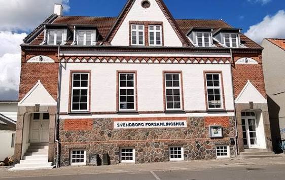 Vi er blæst bagover!
Sikke en modtagelse! Vi er fuldstændig overvældede over alle de positive tilkendegivelser, vi har fået efter offentliggørelsen af vores kommende overtagelse af Svendborg Forsamlingshus.
Tusind tak – det betyder alverden for os!
Holdet, der skal i gang med arbejdet, er sat og vi er i fuld gang bag kulisserne. Men et forsamlingshus er ingenting uden medskabere og frivillige, så har I en god idé, en drøm om et arrangement, eller har I bare lyst til at lege med, så vil vi super gerne i dialog med jer!
Vi har brug for nye kræfter i både huset og brugerforeningen, så meld dig endelig på banen. Kig forbi Tinghuset til en snak, eller send os en mail til ditte@work2gether.dk
Vi glæder os til at skabe fremtidens forsamlingshus sammen med jer!
@forsamlingshusetsvendborg