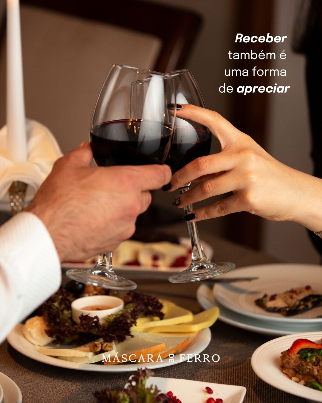 Uma mesa preparada com cuidado.
Uma escolha feita pensando em quem chega.
O vinho servido no momento certo.
Receber é criar espaço para a experiência, e deixar que cada detalhe participe dela.
#MascaraDeFerro #Aniversario #VinhosBrasileiros #ValeDosVinhedos #WineLifestyle #Brinde