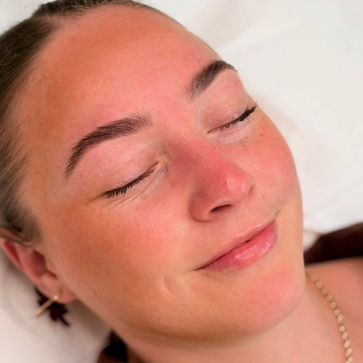 How gorgeous and crisp are these brows ✨🫶🏻
A classic shape and tint is our favourite duo, brows done by Jadana 🫶🏻
#beauty #brows #embellirnz