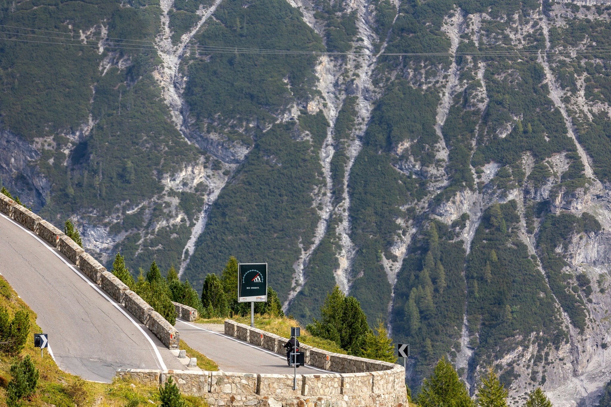 Curva depois de curva, o Passo dello Stelvio não perdoa quem hesita. É concentração pura contra uma queda que não tem fim à vista. 🏍️🏔️
No Passos Alpinos você cruza esse e outros dos passos mais icônicos da Europa, de moto, sem medo de errar o próximo giro.
2027 tem vaga. Link na bio. 👉
#Xtrada #PassosAlpinos #Stelvio #BMWGS #VidaDeXtrada