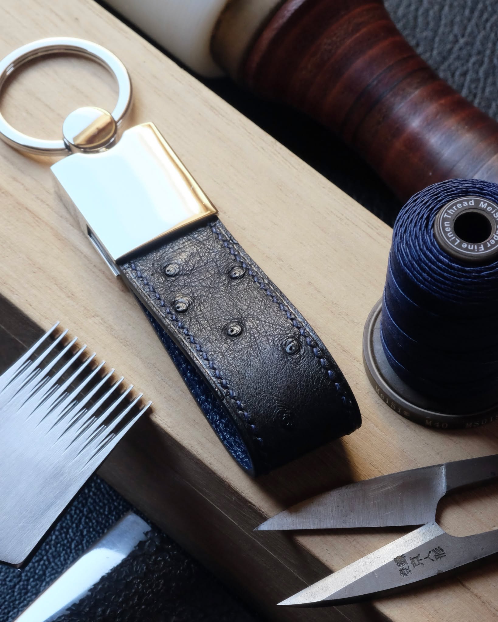🇧🇪🖐🏻 Trois créations, trois associations de matières, trois personnalités.
**Configuration des créations**
**Porte-clés 01**
• Cuir extérieur : Autruche Marine
• Doublure : Chèvre Terre Brûlée
• Fil de lin : Dark Grey
• Peinture des bords : Dark Blue
• Initiales : « BH » — 4 mm, marquées à l’or véritable 22k
**Porte-clés 02**
• Cuir extérieur : Autruche Noir
• Doublure : Chèvre Lazuli
• Fil de lin : Navy Blue
• Peinture des bords : Dark Grey
**Porte-clés 03**
• Cuir extérieur : Autruche Marron
• Doublure : Chèvre Bordeaux
• Fil de lin : Navy Blue
• Peinture des bords : Dark Grey
Les trois porte-clés sont entièrement faits main et cousus main, à la demande de leurs propriétaires.
Des cuirs différents, des couleurs différentes, des détails différents : chaque combinaison donne naissance à une création qui ne ressemble à aucune autre.
Lequel des trois est votre préféré : **01, 02 ou 03 ?** 👇
#atelierdecoster #decoster #artisan #handmade #handstitched #handmadeinbelgium #madeinbelgium #keychain #handmadekeychain #bespokeleathergoods #ostrichleather #leathercraft