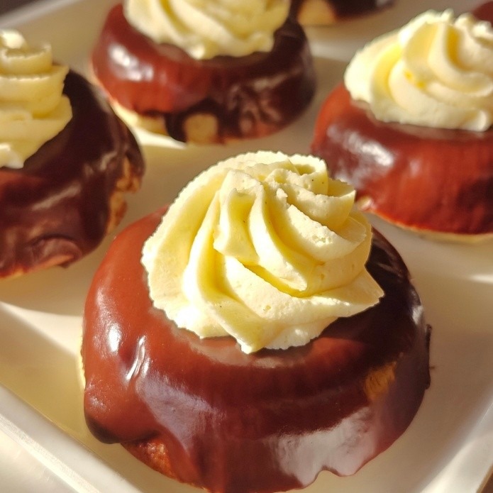 🍫✨ This One Is Seriously Hard to Resist...
Meet our Boston Cream Donut—a classic favorite with a Senza twist.
Our delicious gluten-free donut is dipped in rich, silky chocolate ganache and then filled with luscious vanilla pastry cream.
Chocolate on top. Creamy goodness inside. Soft, delicious donut underneath.
Honestly... why choose between chocolate and vanilla when you can have both? 😉
Come grab one and see why this one tends to disappear from the bakery case pretty quickly!
#SenzaGlutenFree #BostonCreamDonut #GlutenFreeDonuts #GlutenFreeBakery #LasVegasBakery #PastryCream #ChocolateLovers #DonutLovers #FreshBaked #DessertGoals