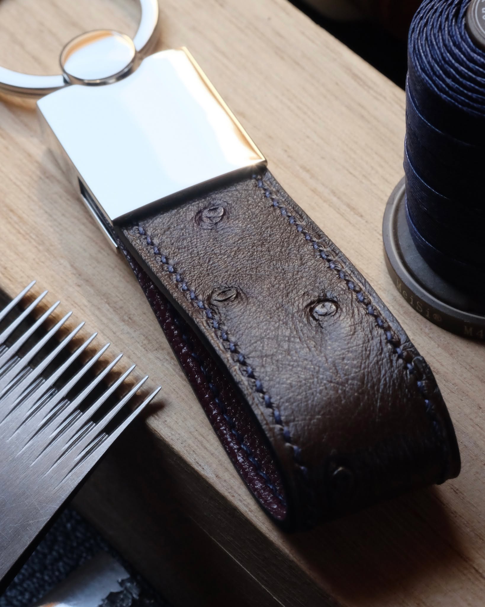 🇧🇪🖐🏻 Trois porte-clés sont sortis de notre atelier. Aucun n'a été pensé de la même manière.
Le premier porte les initiales « BH », discrètement marquées à l'or véritable 22k.
Le deuxième joue sur le contraste entre un extérieur en autruche noire et une doublure Lazuli.
Le troisième associe la chaleur d'une autruche marron à un intérieur bordeaux.
Trois créations réalisées avec la même exigence : travail entièrement à la main, couture main et finitions réalisées une à une.
Mais surtout, trois créations qui existent parce que leurs propriétaires ont fait leurs propres choix.
**Si vous pouviez créer le vôtre, quelle combinaison choisiriez-vous ?** ✨
#atelierdecoster #decoster #artisan #handmade #handstitched #handmadeinbelgium #madeinbelgium #bespoke #leathercraft #smallleathergoods