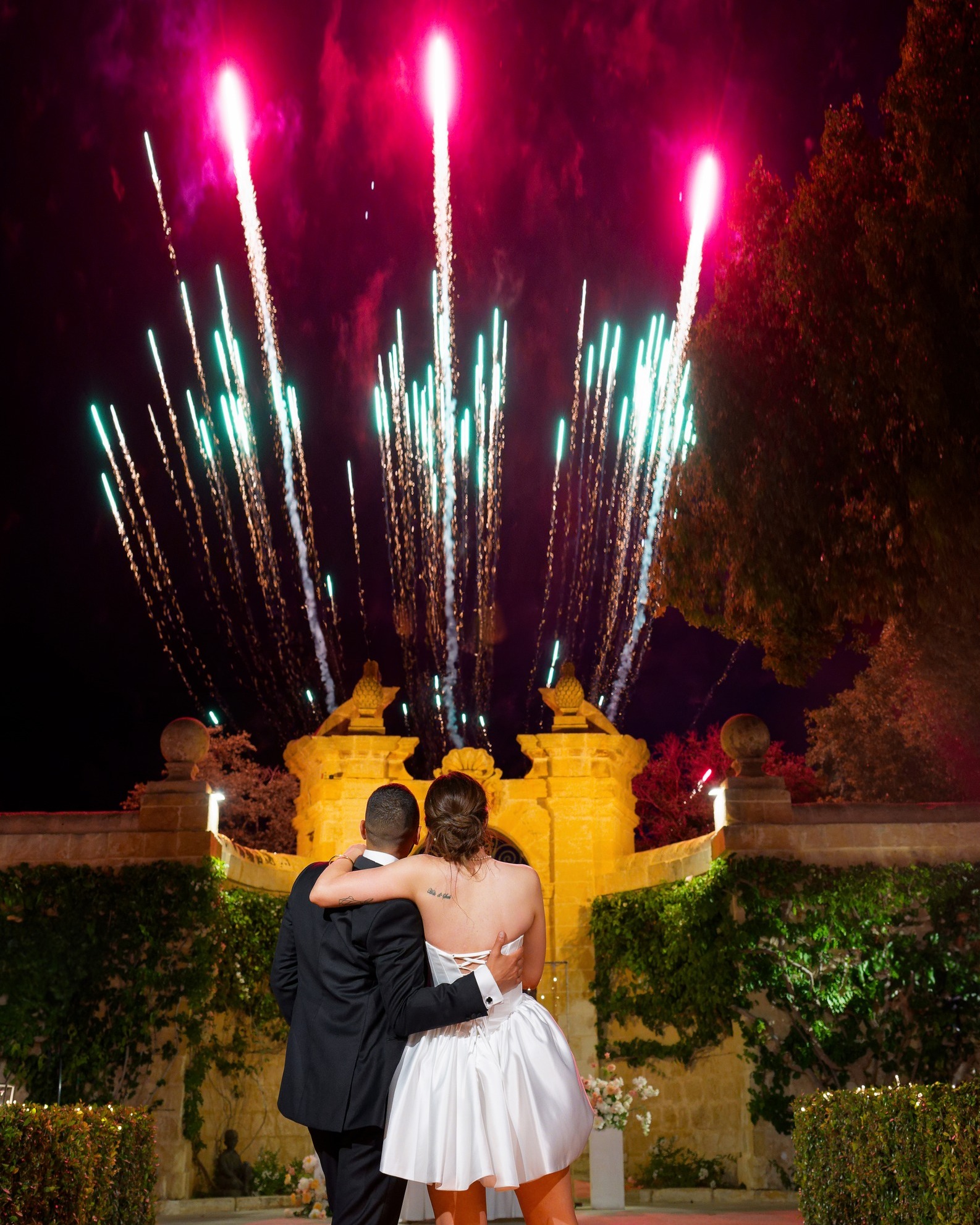The old gate has seen fireworks before, but never quite like this. Pink and green against the Baroque stonework, and two people who forgot the cameras existed.
📸: @anisa.alsabri