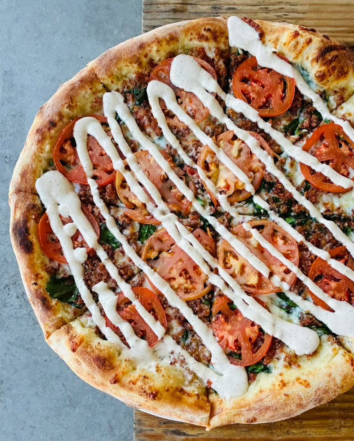 🍅Featured “BST” Pizza (Bacon-Spinach-Tomato)! Enjoy at all Sidewall locations for a limited time! Tomato season won’t last all summer!
🍅Roasted garlic sauce with chopped bacon, spinach, sliced tomatoes, provolone, and Duke’s Mayo garlic aioli.
🍅Enjoy the BST Pizza on regular or gluten free crust!
#tomatoes #pizza #greenville360 #offthegridgreenville