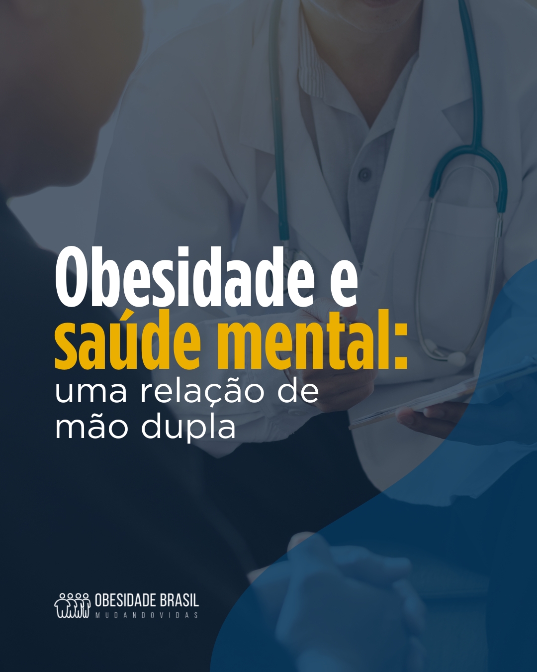 Obesidade e saúde mental estão conectadas de diferentes maneiras e essa relação pode acontecer nos dois sentidos.
Ansiedade, depressão, estresse crônico e outras questões relacionadas à saúde mental podem influenciar comportamentos alimentares, sono, atividade física e outros fatores envolvidos no desenvolvimento e no tratamento da obesidade.
Ao mesmo tempo, viver com obesidade pode aumentar o sofrimento emocional, especialmente diante de experiências de estigma, discriminação, culpa e preconceito. Por isso, não podemos olhar apenas para o peso.
O tratamento da obesidade precisa considerar a pessoa como um todo e, quando necessário, incluir também o acompanhamento da saúde mental como parte de uma abordagem multiprofissional.