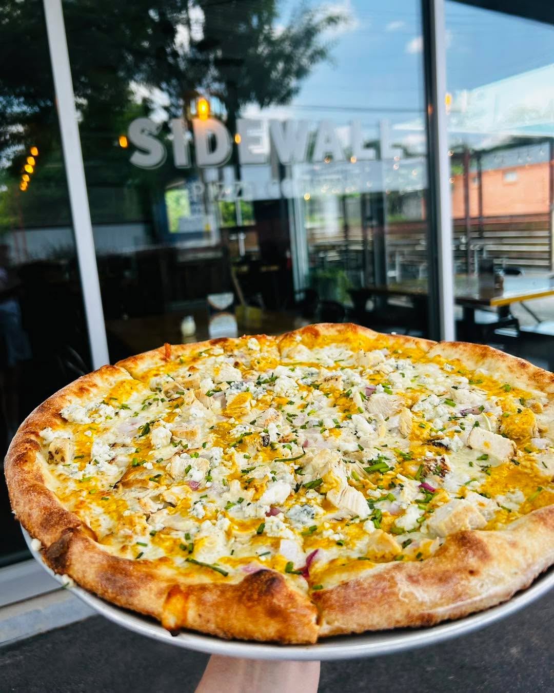 🐓🔥Buffalo Chicken Pizza! Homemade hot sauce, chicken, red onions, white cheddar & mozzarella, spicy blue cheese dressing, blue cheese crumbles, and chives!
#pizza #gvltoday #greenvillesc #greenville360