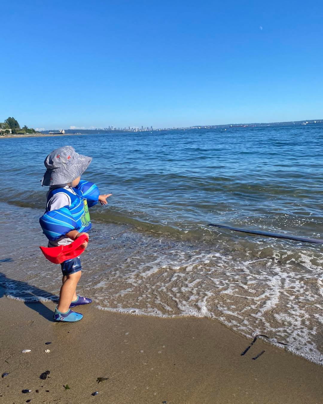 Last call for beach days on the North Shore 🏖️
We rounded up all 8 of our favourite family beaches — from the busy classics to a couple of quiet ones most people drive right past.
Summer's closing fast. Full guide at the link in bio.
#nskidsbc #northshorekids #northvancouver #westvancouver #northshorebc #northshorefamilies #familyfun #beachday