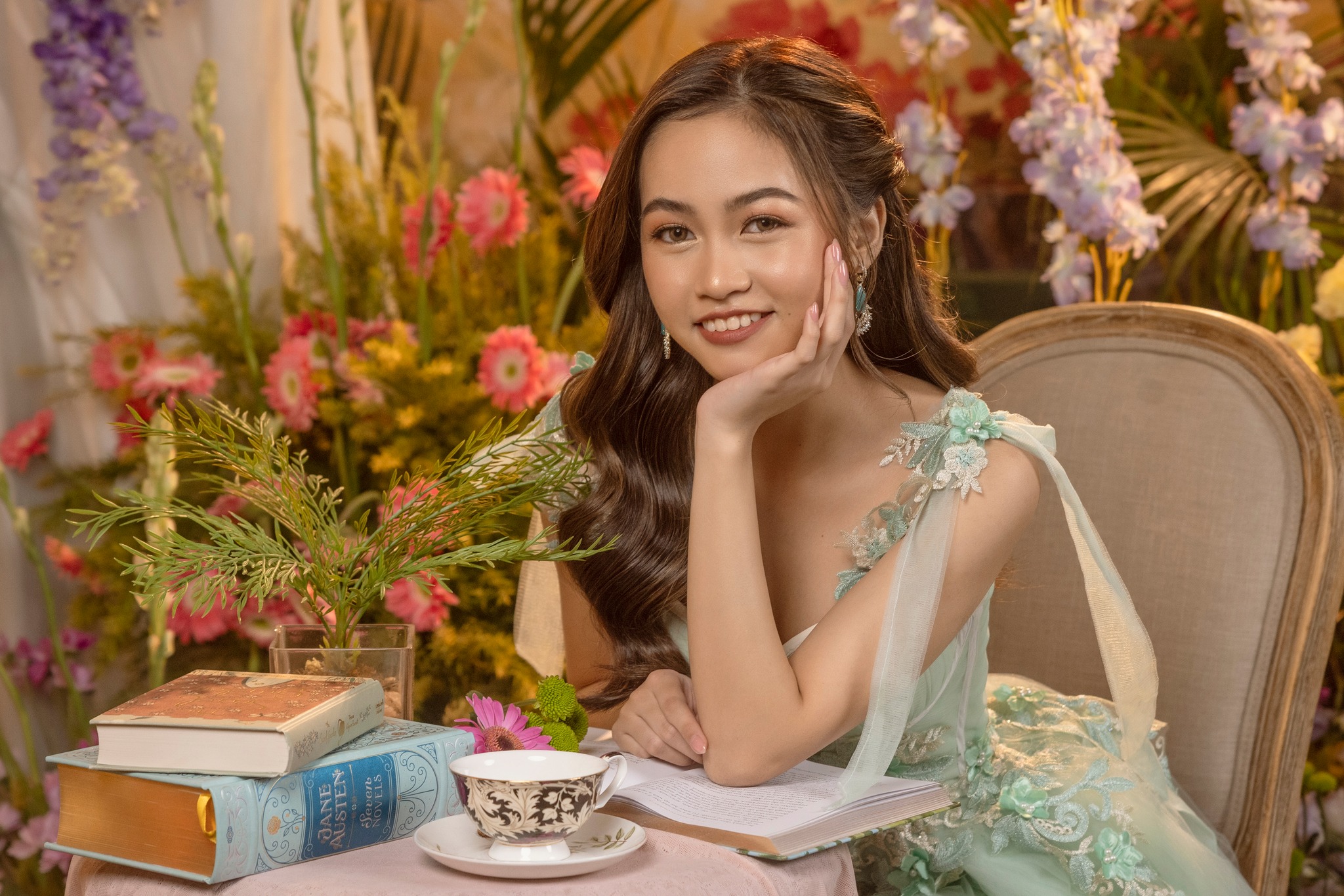 she reveals a calm, magnetic poise that softly balances deep shadow with luminous warmth. classic painterly depth, delicate chiaroscuro highlights tracing her form, and an unforced, natural grace that transforms quiet repose into pure fine art 🕯️✨.
📸: Abi Miguel
#iamabifineartphotography #iamabi #fineartphotographyph #youareyourownworkofart #portraitphotography