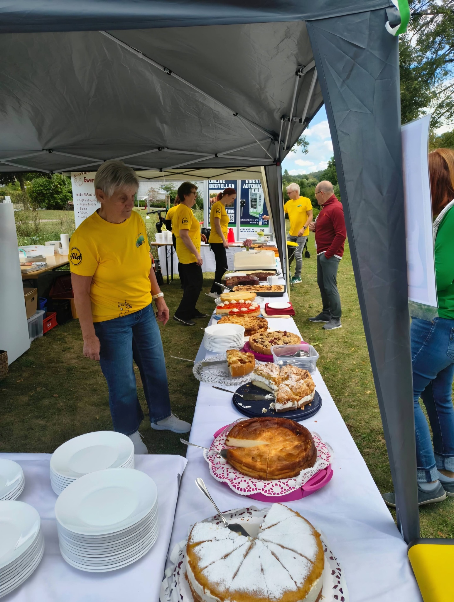 Am Samstag, den 29.8.26 hatte der Heimat- und Verkehrsverein Bösingfeld nun schon bereits zum vierten Mal zur Veranstaltung „Kaffee, Kuchen und Musik im Park mit Potenzial“ eingeladen. Bei bestem Wetter konnten ca. 180 Besucher Kaffee und Kuchen genießen und dabei der musikalischen Darbietung vom Trio „GPR“ lauschen. GPR, das sind Rainer Krause, Grit Nahrstedt und Philipp Hanke, die eigens für den Auftritt aus der Partnerstadt Tangerhütte angereist waren und eine großartige Stimmung mit Ihrer Musik verbreitet haben. „Wir freuen uns sehr, dass wir heute so tolle Musik extra aus Tangerhütte hier bei uns im Park mit Potenzial haben“, so Jürgen Tanmmoschath, 1. Vorsitzender des Heimat- und Verkehrsvereins Bösingfeld, „Die Partnerschaft zu Tangerhütte liegt uns ganz besonders am Herzen und da wir GPR bei unserem letzten Besuch dort schon kennenlernen durften, wussten wir, dass das hier heute bei uns sehr gut zu Kaffee, Kuchen und Musik im Park passen wird. Ein großes Dankeschön an alle Helfer, die heute mitgewirkt haben und ganz besonders auch an unsere fleißigen Kuchenspender.“