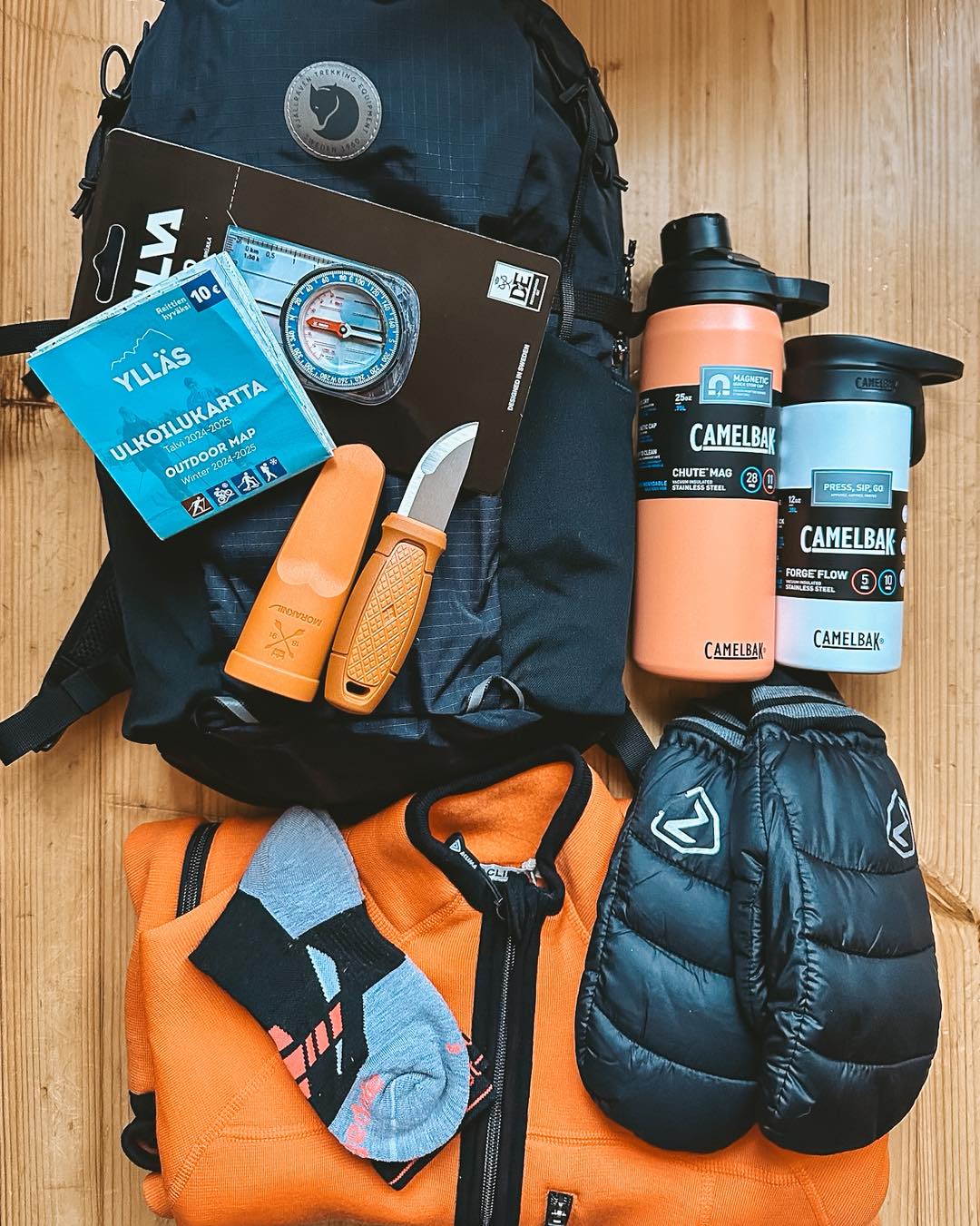 Mitä mukaan muutaman tunnin päiväretkelle? 🎒
Alkusyksystä sää ja lämpötila voivat muuttua nopeasti, joten pieneenkin reppuun kannattaa pakata:
🌿 vettä ja pientä evästä
🌿 lämmin lisäkerros ja säänpitävä takki
🌿 varasukat, pipo ja hanskat
🌿 kartta ja kompassi
🌿 puhelin sekä tarvittaessa otsalamppu
🌿 puukko ja pieni ensiapupakkaus
Hyvät kengät jalkaan, reitti etukäteen tutuksi ja tieto suunnitelmasta läheiselle. Näillä pääsee jo pitkälle muutaman tunnin retkellä.
🇬🇧 What should you pack for a few-hour day hike? 🎒
In early autumn, the weather and temperature can change quickly, so even a small daypack should include:
🌿 water and a snack
🌿 a warm extra layer and a weatherproof jacket
🌿 spare socks, a hat and gloves
🌿 a map and compass
🌿 a phone and, if needed, a headlamp
🌿 an outdoor knife and a small first-aid kit
Wear suitable footwear, familiarise yourself with the route beforehand and let someone know your plans. With these essentials, you’ll be well prepared for a few hours on the trail.