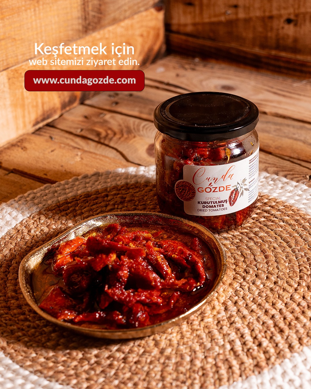 Bir kavanoz dolusu Ege güneşi! Domateslerimizi fabrikalarda değil, Ege'nin sıcak güneşi altında günlerce kurutuyoruz. Besin değerini kaybetmeden, en saf ve yoğun domates aromasıyla sofralarınıza lezzet katmaya geldik✨
#CundaGözeZeytincilik #Cunda #YöreselÜrünler #kurutulmuşdomates