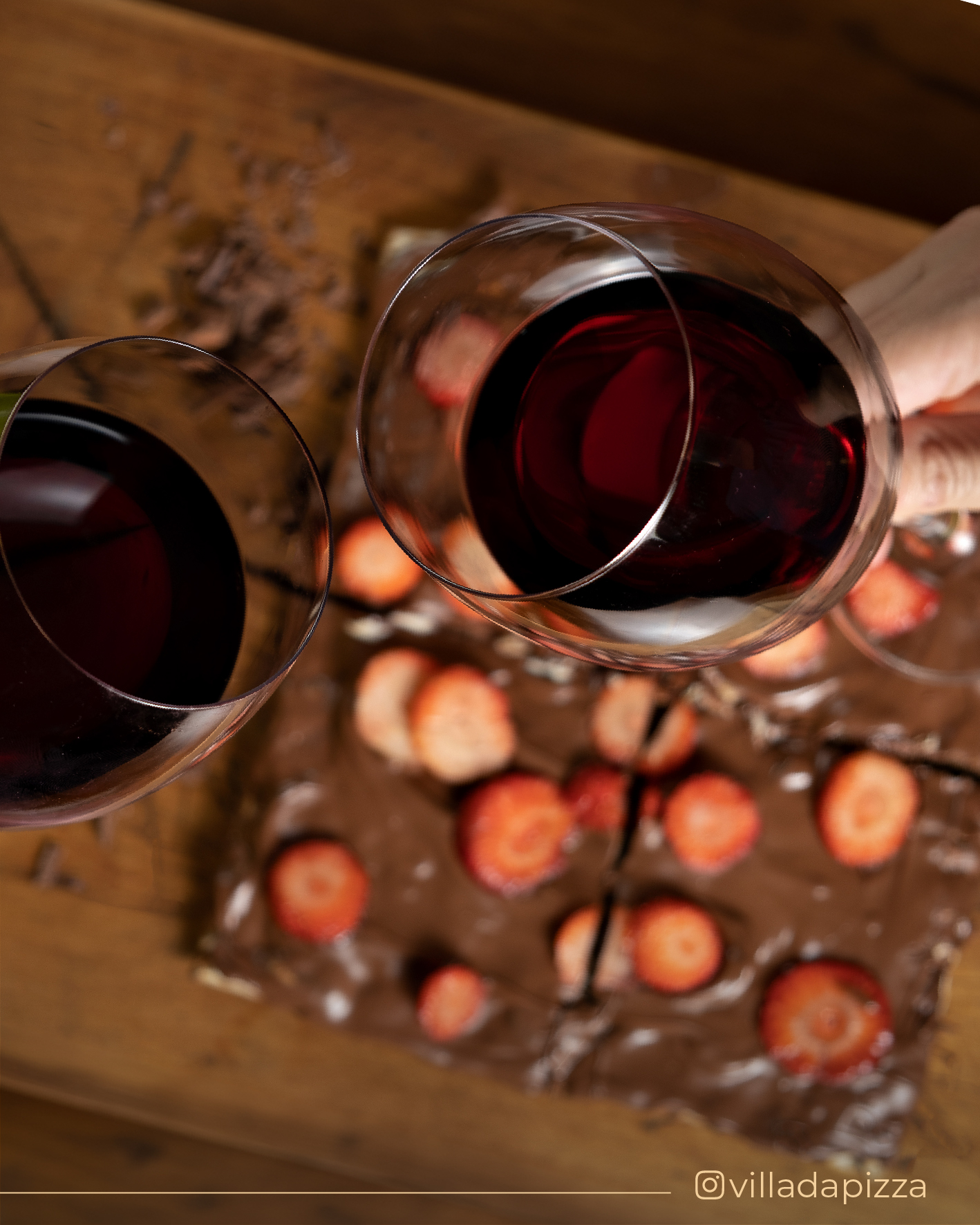 Celebre o fim de semana como ele merece: pizza quadrada de chocolate, uma taça de vinho e uma noite para aproveitar sem pressa.