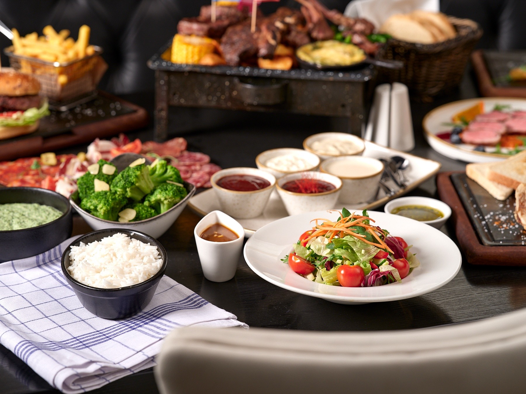 We walked into La Pampa saying we’d keep it simple. Then the grill arrived, the sides took over, and suddenly there’s zero room left on the table. If you know Budapest steak nights, you know how this ends.
.
.
.
#lapampasteakhouse #budapestfood #steaknight #budapesteats #meatlovers #foodinbudapest