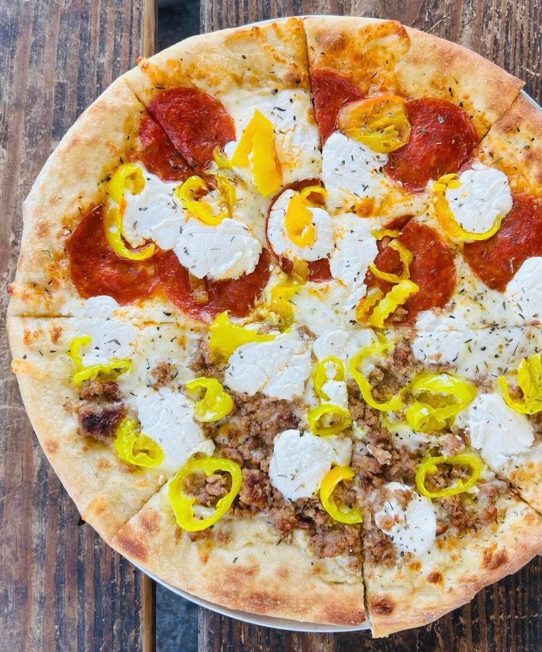 🍌GO B-A-N-A-N-A-S for the Banana Split Pizza!
🍌Banana peppers, half pepperoni AND half Italian sausage, mozzarella, provolone, ricotta, roasted garlic sauce, and Italian herbs!
🍕Available on regular & gluten free crust at all 4 Sidewall Pizza locations!
🍌You can also add banana peppers to any meal (they make a great addition to salads and pizzas)!
#bananapeppers #pizza #gvltoday #greenville360
