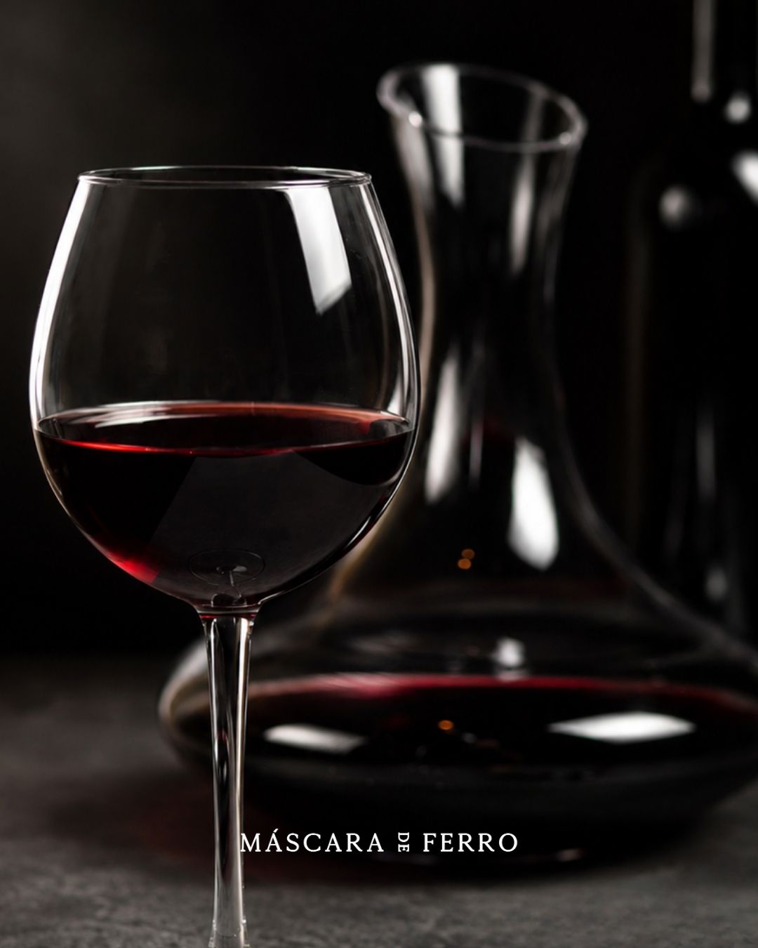Não é apenas a primeira impressão.
É a maneira como seus elementos se encontram: a escolha das uvas, o cuidado na elaboração, o equilíbrio entre estrutura e frescor, a identidade que se revela pouco a pouco.
Na Máscara de Ferro, cada decisão faz parte da construção de um vinho que encontra sua própria expressão.
#MascaraDeFerro #VinhoBrasileiro #VinhoPremium #VitiviniculturaBrasileira #WineLifestyle #WineExperience