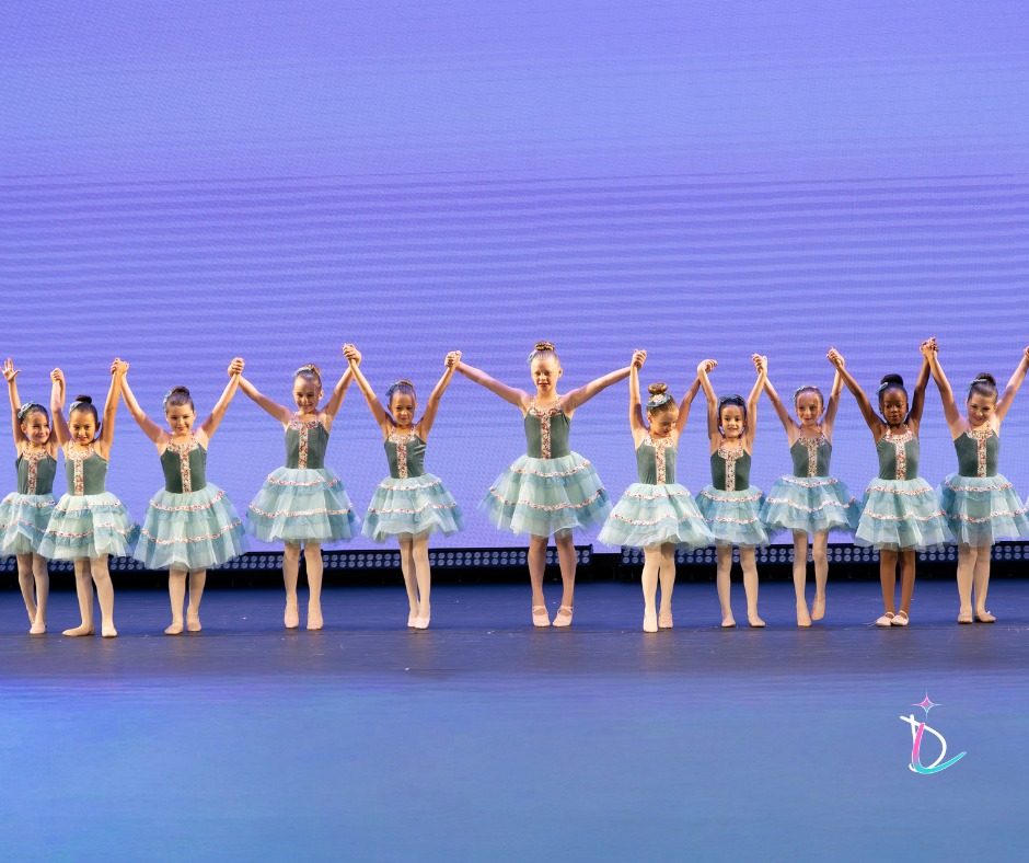 Here’s to the joy of dancing together and the beautiful memories we make along the way!🩵
📸 @hollidayphoto.co